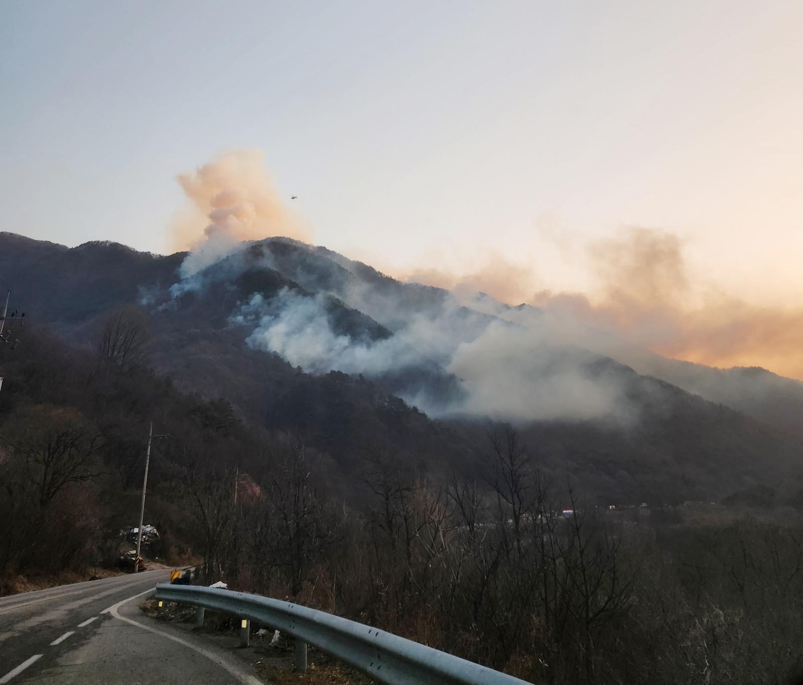 지난 21일 경남 함양군 마천면 창원리 야산에 불이나 연기가 피어오르고 있다. 경남소방본부 제공