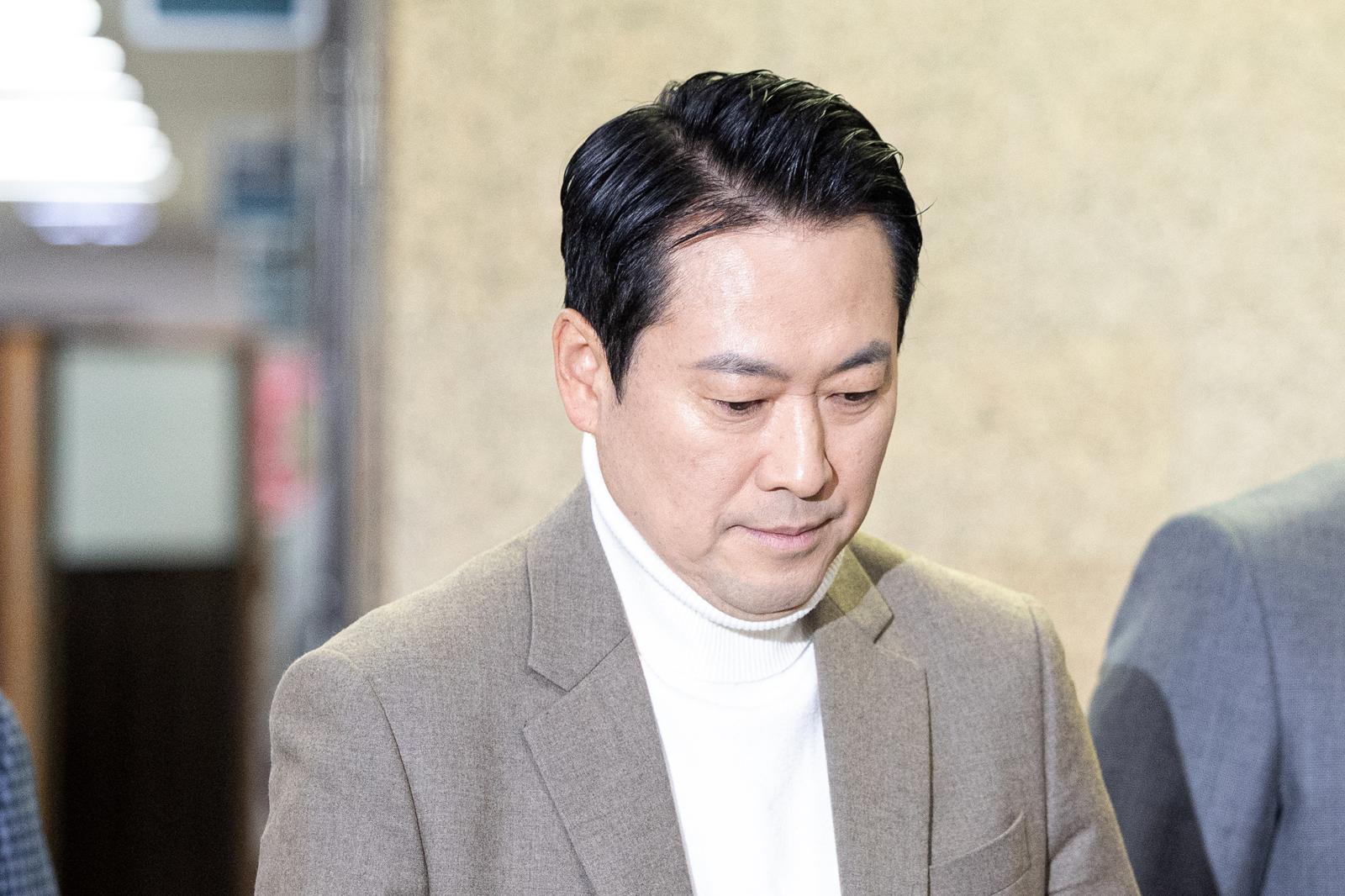 장동혁 국민의힘 대표가 22일 서울 여의도 국회에서 열린 비공개 최고위원회의 참석을 위해 발걸음을 옮기고 있다. 2026.2.22 뉴스1