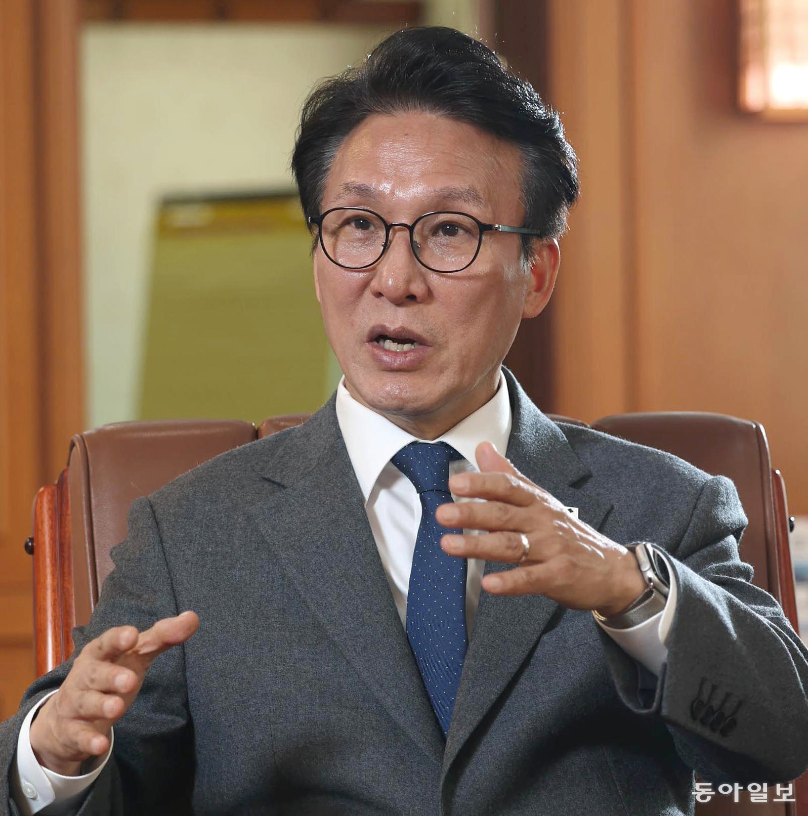 김민석 국무총리가 19일 정부서울청사 집무실에서 동아일보와 인터뷰를 하고 있다. 최근 정부의 군기반장 역할을 맡겠다고 밝힌 김 총리는 “지금 시기가 군기반장의 역할이 필요하다”면서 “중간에서 닦고, 조이고, 기름 치는 역할이 제 몫”이라고 했다. 변영욱 기자 cut@donga.com