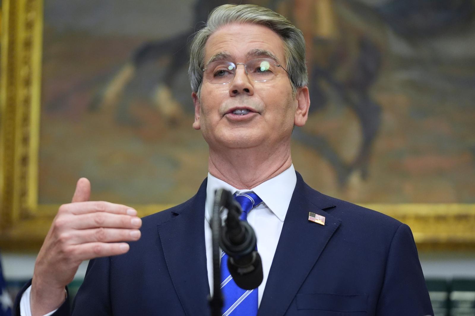 스콧 베선트 미국 재무장관은 22일(현지 시간) 도널드 트럼프 대통령의 상호관세에 대한 연방대법원의 위헌 판결에도 무역 상대국들은 “이미 체결된 무역 합의를 유지하기를 원하고 있다”고 밝혔다. 사진은 베선트 장관이 지난해 12월 2일 미국 워싱턴DC 백악관에서 열린 행사에 참석해 발언하고 있는 모습. 워싱턴=AP 뉴시스