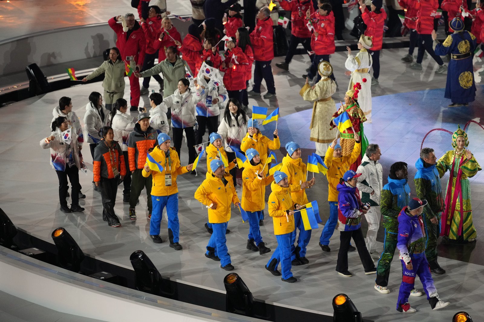 한국 선수단, 밝은 표정으로 폐회식 입장…기수는 최민정·황대헌
