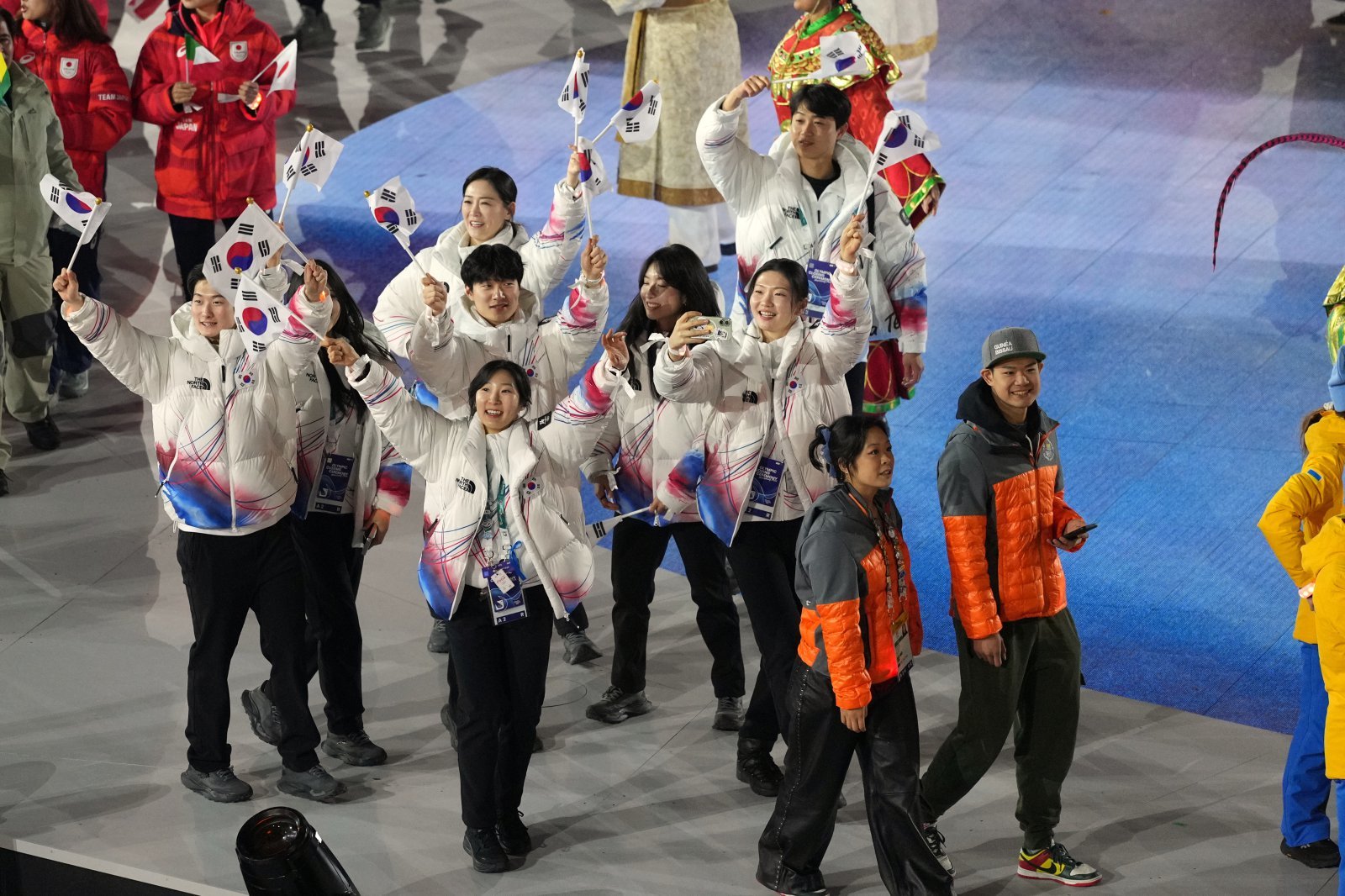 23일(한국 시간) 이탈리아 베로나의 베로나 아레나에서 열린 2026 밀라노·코르티나담페초 동계올림픽 폐회식에 한국 선수단이 입장하고 있다. 베로나=AP 뉴시스