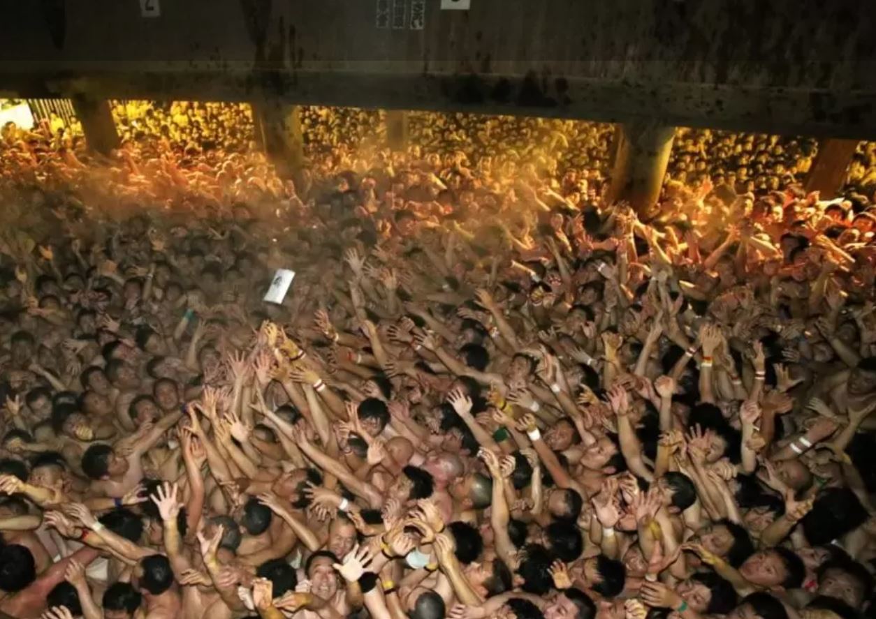 日 ‘벌거벗은 축제’의 비극…1만명 엉켜 3명 의식불명 ‘참사’