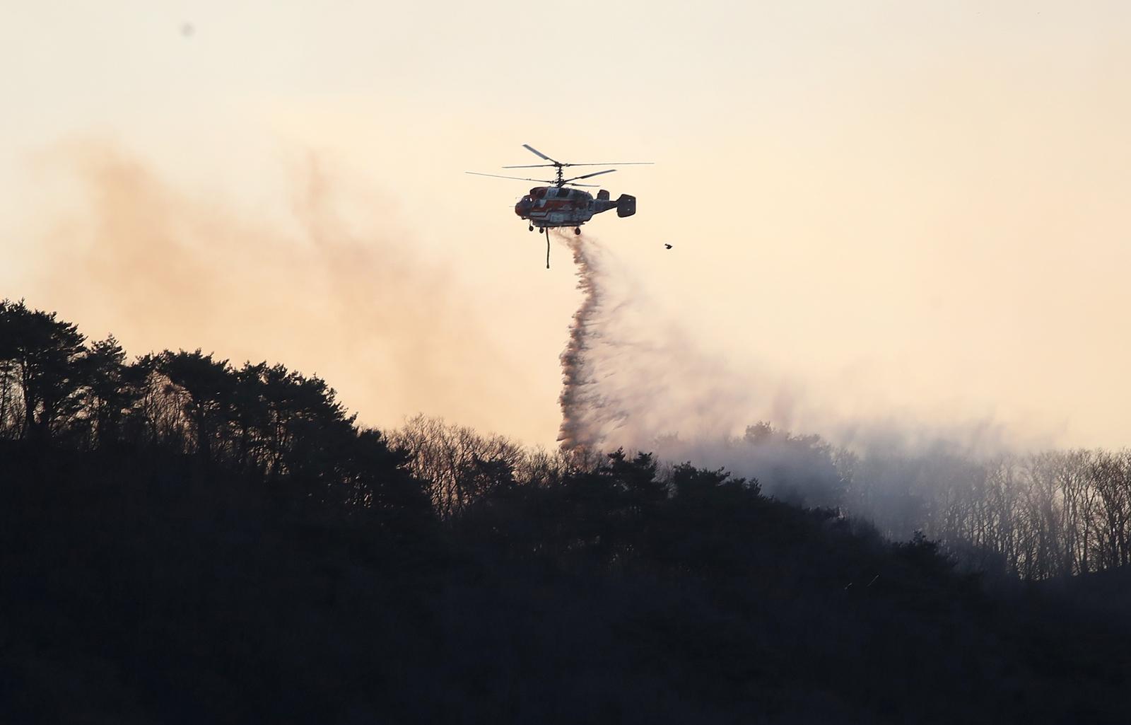 경남 함양 산불 사흘째인 23일 오전 함양군 마천면 창원리 야산에서 산불진화 헬기가 진화 작업을 벌이고 있다. 뉴스1