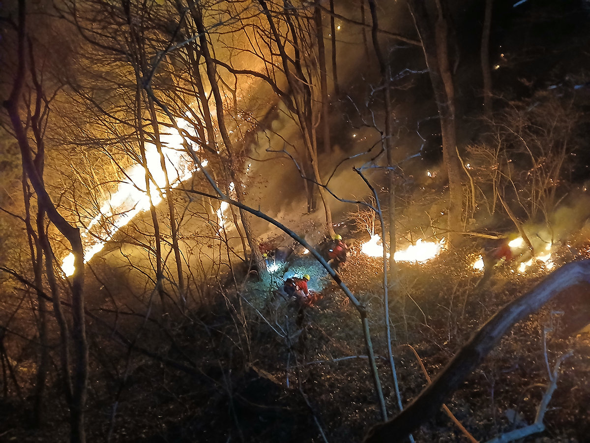 경남 함양 산불 사흘째인 23일 새벽 함양군 마천면 일대에서 산림당국이 산불 진화 작업을 벌이고 있다. 2026.2.23. 산림청 제공
