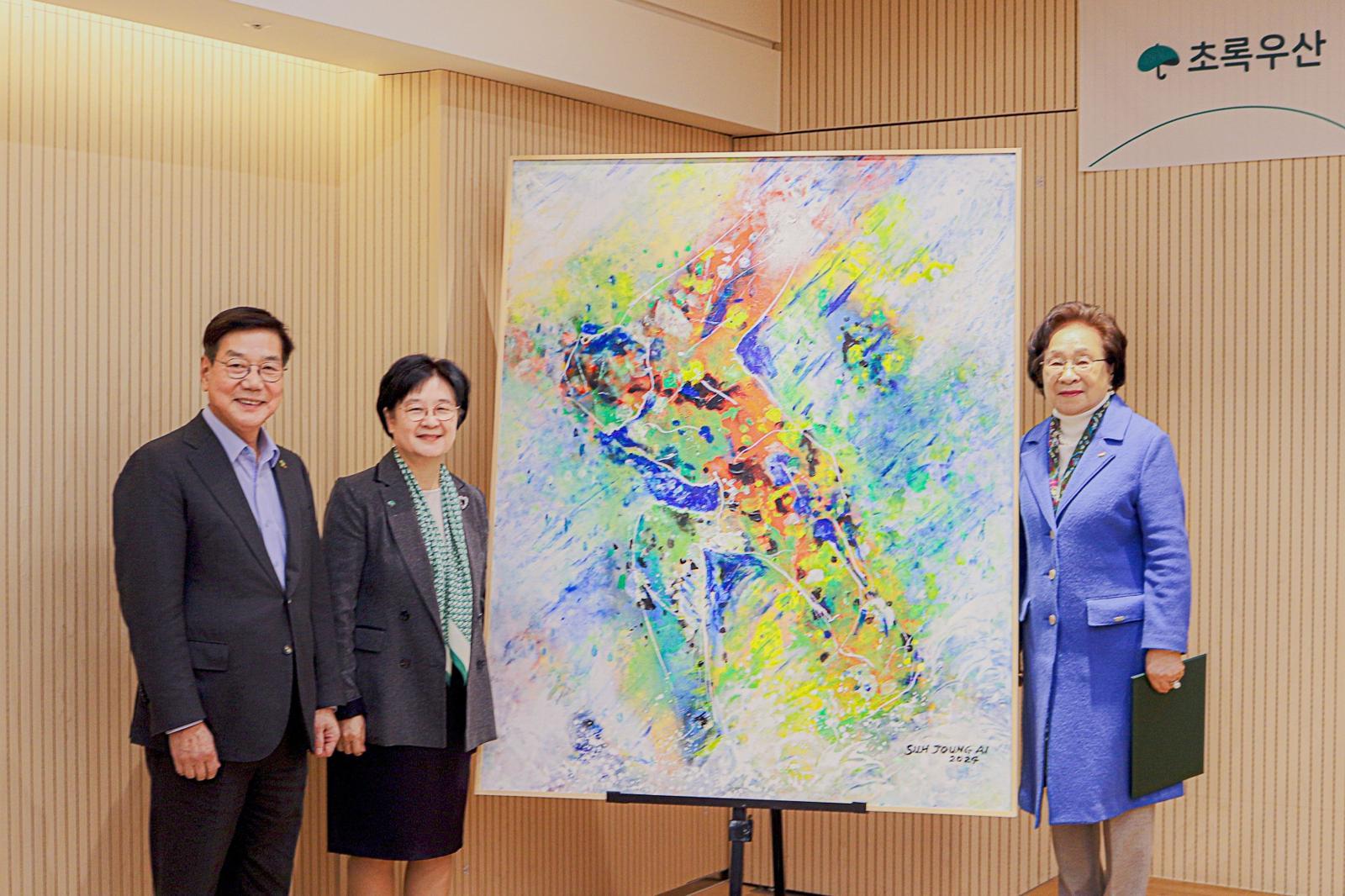 지난 12일 서울 중구 어린이재단빌딩에서 진행된 제43회 대한민국미술대전 특선작 ‘한국 민족의 저력’ 기증식. 초록우산 제공