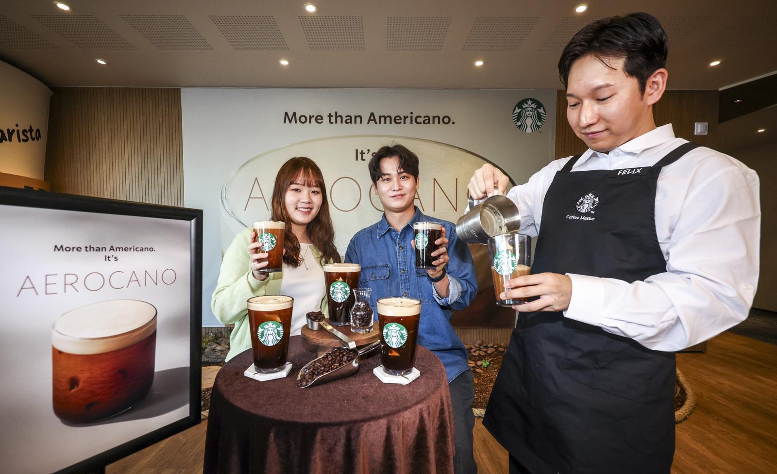 23일 서울 용산구 스타벅스 아카데미 센터에서 열린 스타벅스 에어로카노 출시 사진행사에서 바리스타와 모델들이 에어로카노를 선보이고 있다. 2026.02.23 뉴시스