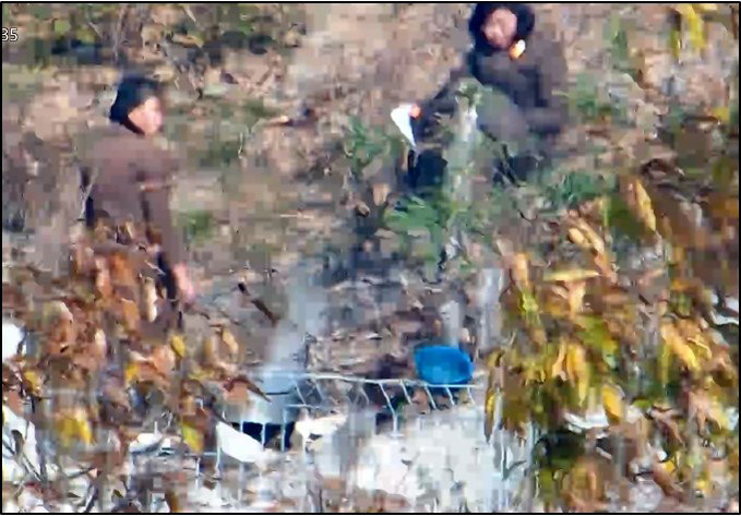 합동참모본부는 23일 최근 북한군 동향 언론 브리핑을 통해 북한이 우크라이나를 침공한 러시아에 병력은 물론 장비까지 추가로 보내려는 동향을 파악했으며 남측에 대해서는 경계·분리를 강화하기 위해 일부 구간에 전기 철책을 설치했다고 밝혔다. 사진은 북한군이 야지 취사 하는 모습. (사진=합동참모본부 제공) 2024.12.23 뉴시스 *재판매 및 DB 금지