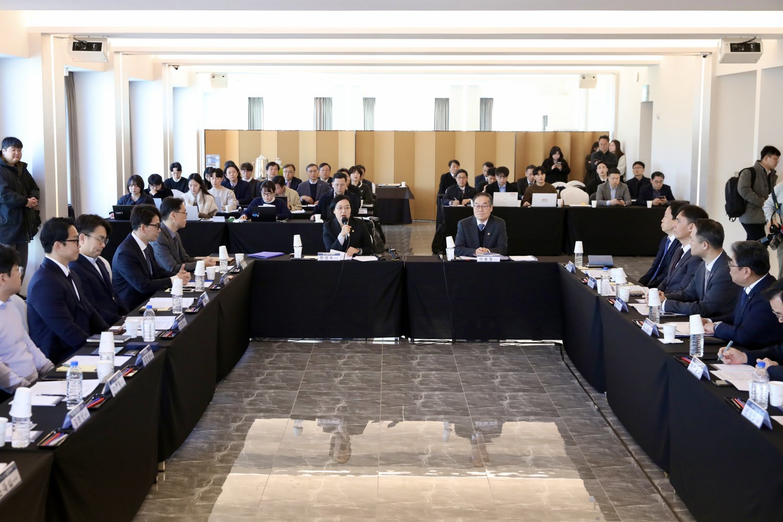 한성숙 중소벤처기업부 장관이 23일 서울 용산구 피스앤파크컨벤션에서 열린 ‘방산 스타트업 육성 업무협약식’에서 인사말을 하고 있다. (중기부 제공)