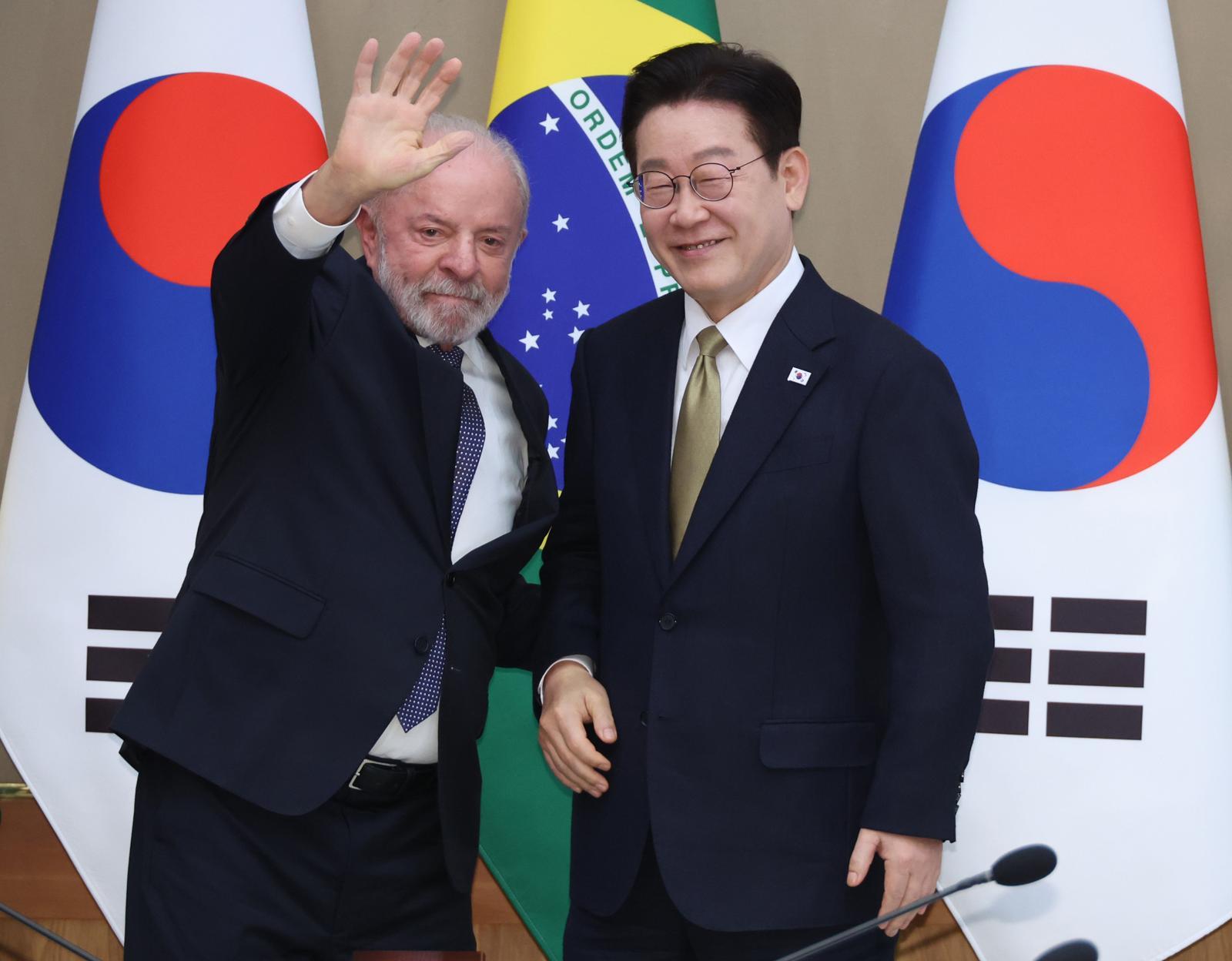 이재명 대통령과 브라질 루이스 이나시우 룰라 다 시우바 대통령이 23일 청와대에서 한-브라질 확대 정상회담 기념촬영을 하고 있다. 뉴시스