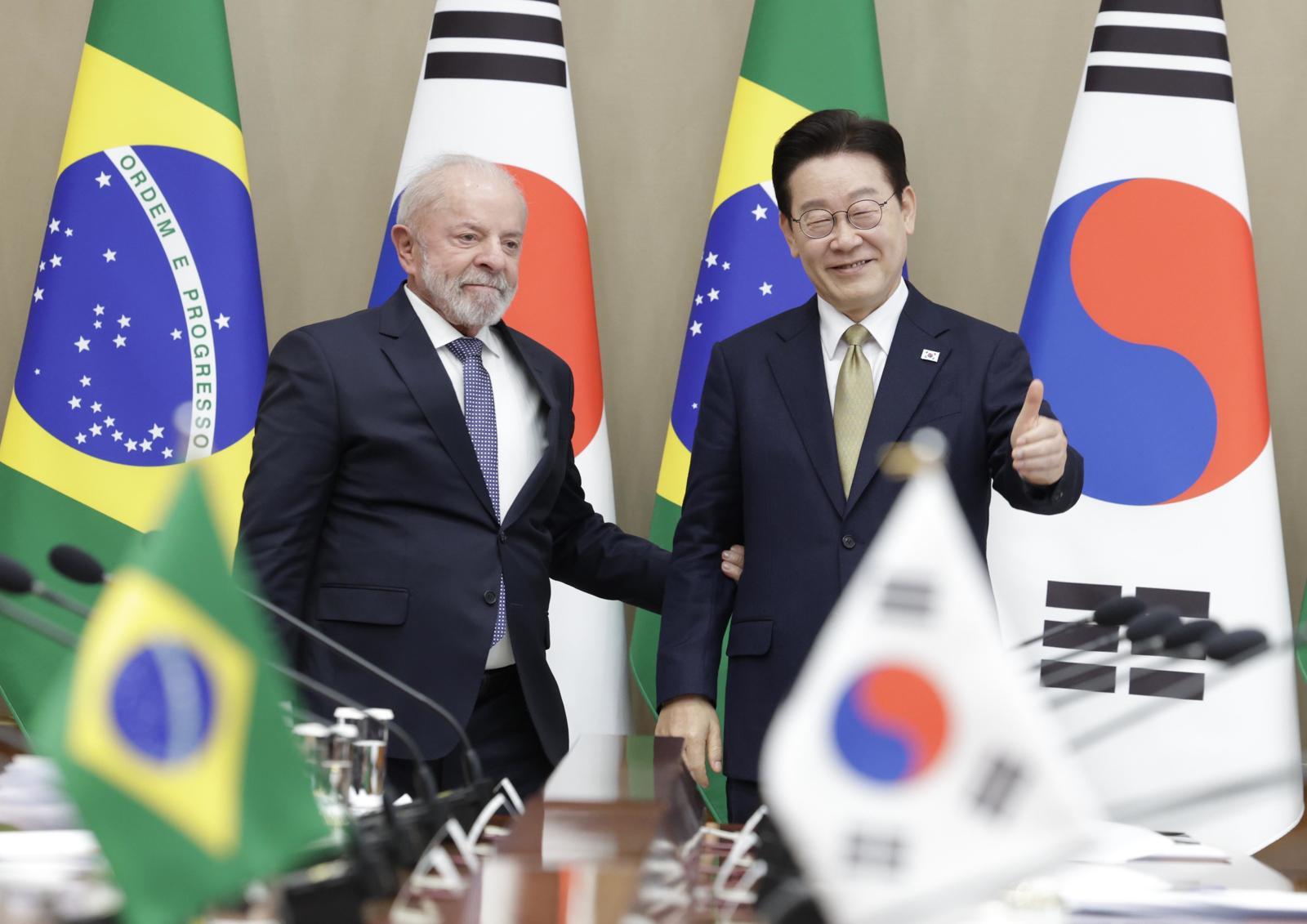 이재명 대통령과 브라질 루이스 이나시우 룰라 다 시우바 대통령이 23일 청와대에서 한-브라질 확대 정상회담 기념촬영을 하고 있다. 뉴스1