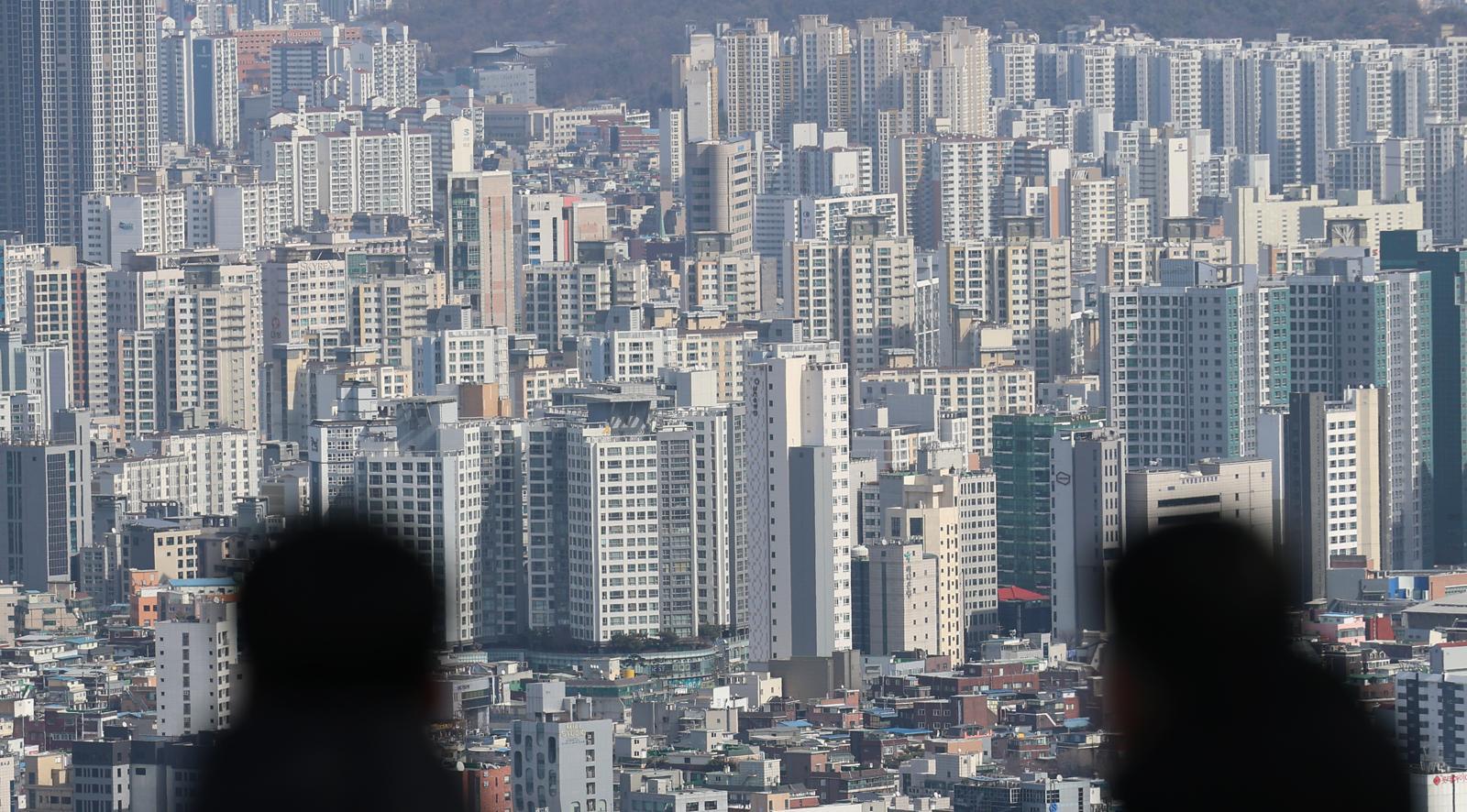 작년 서울 아파트 가격이 2021년 이후 최대 상승폭을 기록한 것으로 나타났다. 23일 서울시가 한국부동산원의 ‘공동주택 실거래가격지수’를 정리해 발표한 내용에 따르면, 지난해 12월 서울 아파트 매매 실거래가는 전월 대비 0.35% 상승했으며, 전년도 같은 달에 비해 13.49% 올랐다. 사진은 이날 서울 중구 남산에서 바라본 서울시내 아파트 단지 모습.  2026.2.23/뉴스1