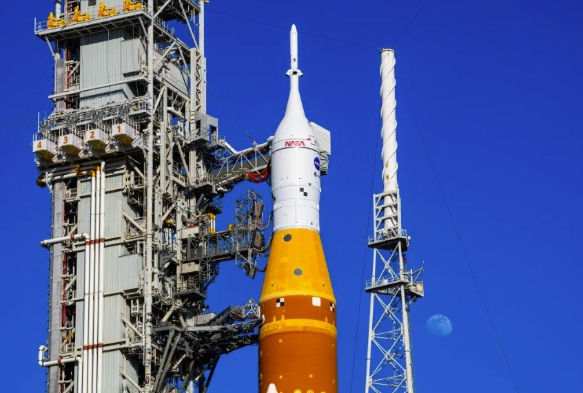 지난 1월 29일, 플로리다주 케네디 우주센터에서 이동식 발사대에 실린 우주 발사 시스템(SLS) 로켓과 오리온 우주선 뒤로 달이 보이고 있다. 2026.01.29(NASA 제공)