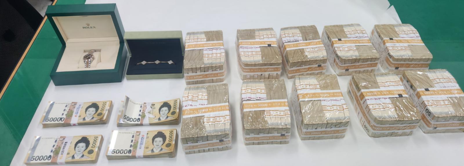 경찰이 압수한 보이스피싱 범죄수익금. 대전경찰청 제공.