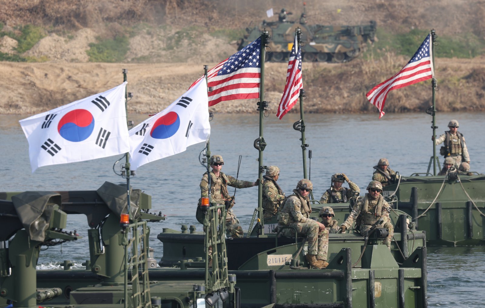 육군 제7공병여단과  미2사단/한미연합사단 장병들이 부교 가설 훈련을 하고 있다. 뉴스1