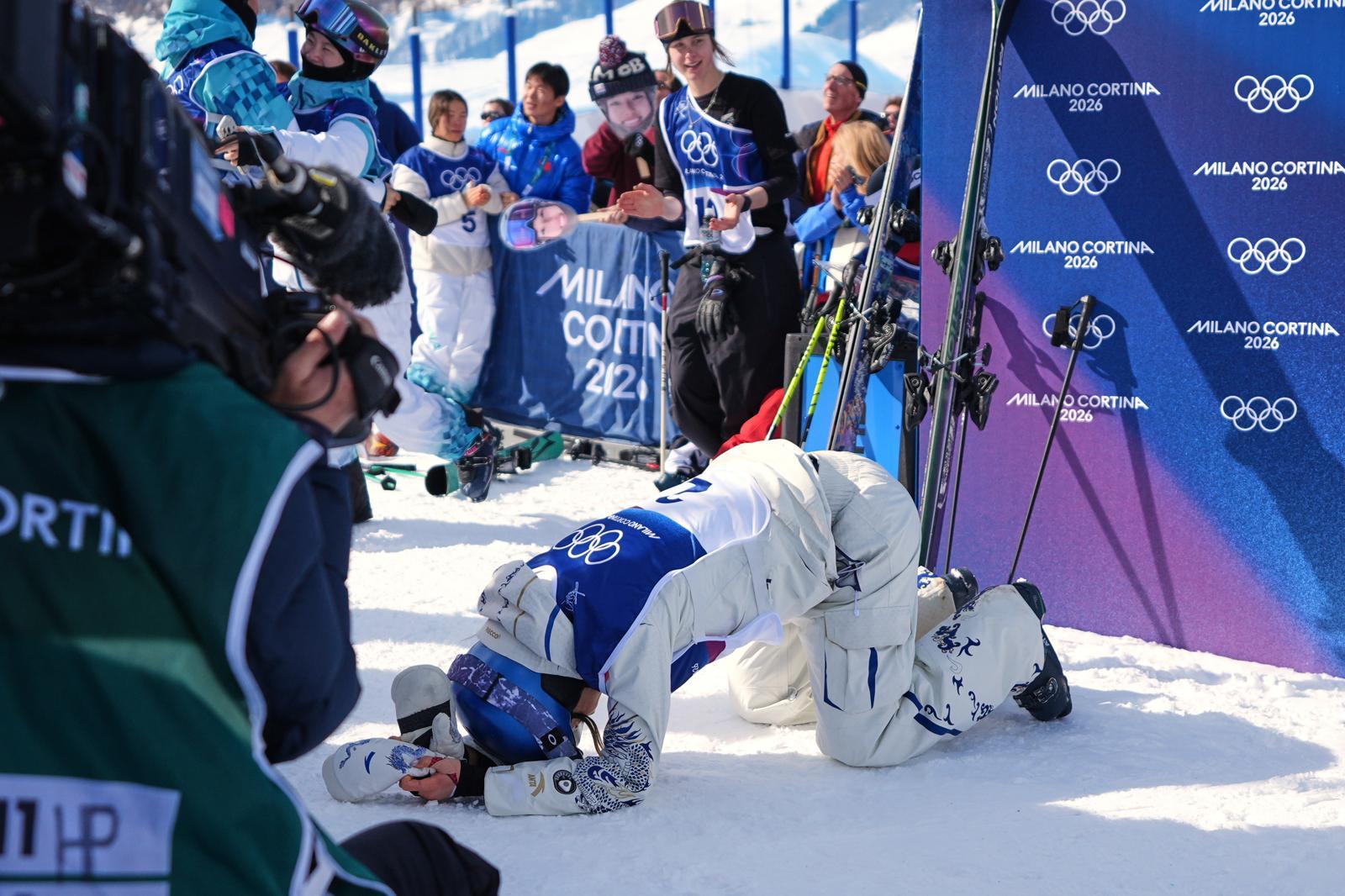 구아이링(중국)이 22일 이탈리아 리비뇨에서 열린 여자 프리스타일 스키 하프파이프 결선에서 우승을 확정한 뒤 기뻐하고 있다. 리비뇨=AP 뉴시스
