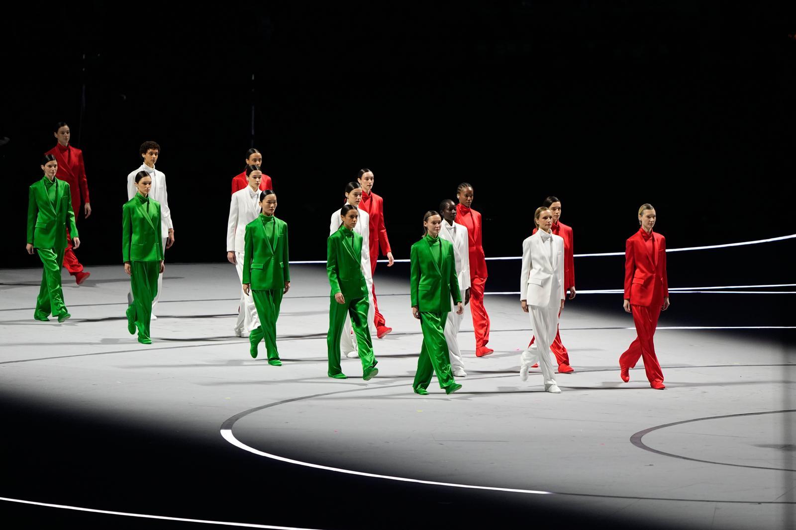 2026 밀라노-코르티나담페초 올림픽 개막식 때 이탈리아의 삼색(초록색, 흰색, 빨강색)의 아르마니 수트를 입고 단체 워킹을 하고 있는 모델들. 밀라노=AP 뉴시스