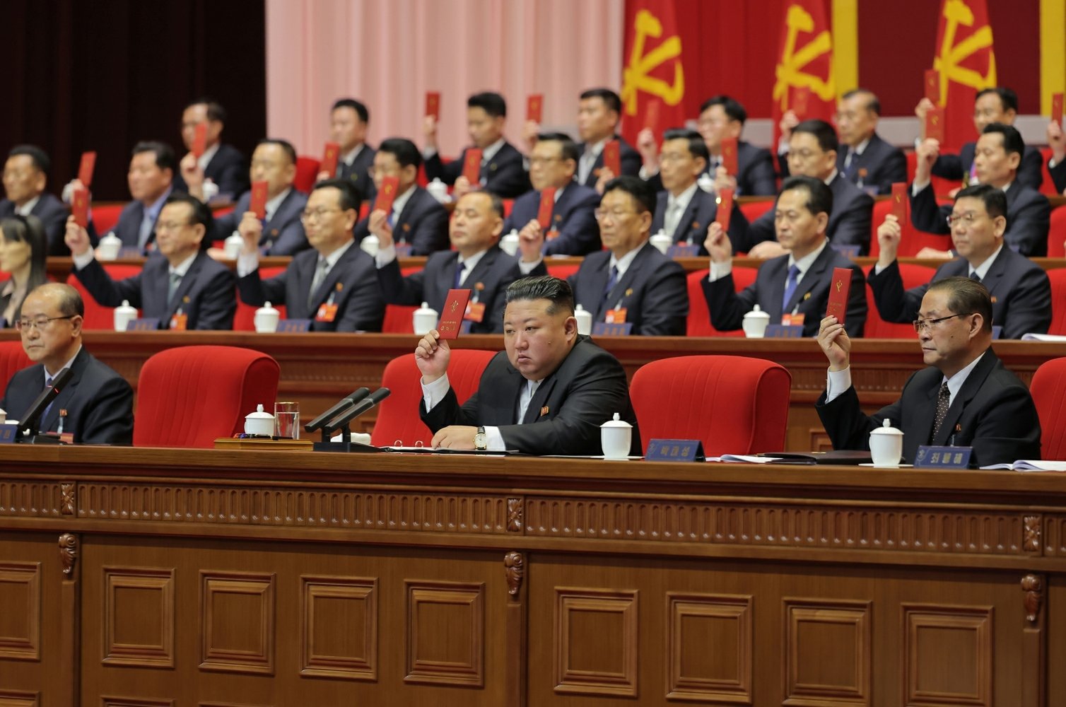 북한 노동당 기관지 노동신문은 23일 전날 진행된 9차 당 대회 4일차 회의에서 “전체 대표자들과 수백만 당원들, 온 나라 인민들과 인민군 장병들의 절대불변의 의지와 일치한 의사에 따라 김정은 동지를 조선노동당 총비서로 추대할 것을 결정했다＂고 보도했다. [국내에서만 사용가능. 재배포 금지. DB 금지. For Use Only in the Republic of Korea. Redistribution Prohibited] (평양 노동신문=뉴스1)