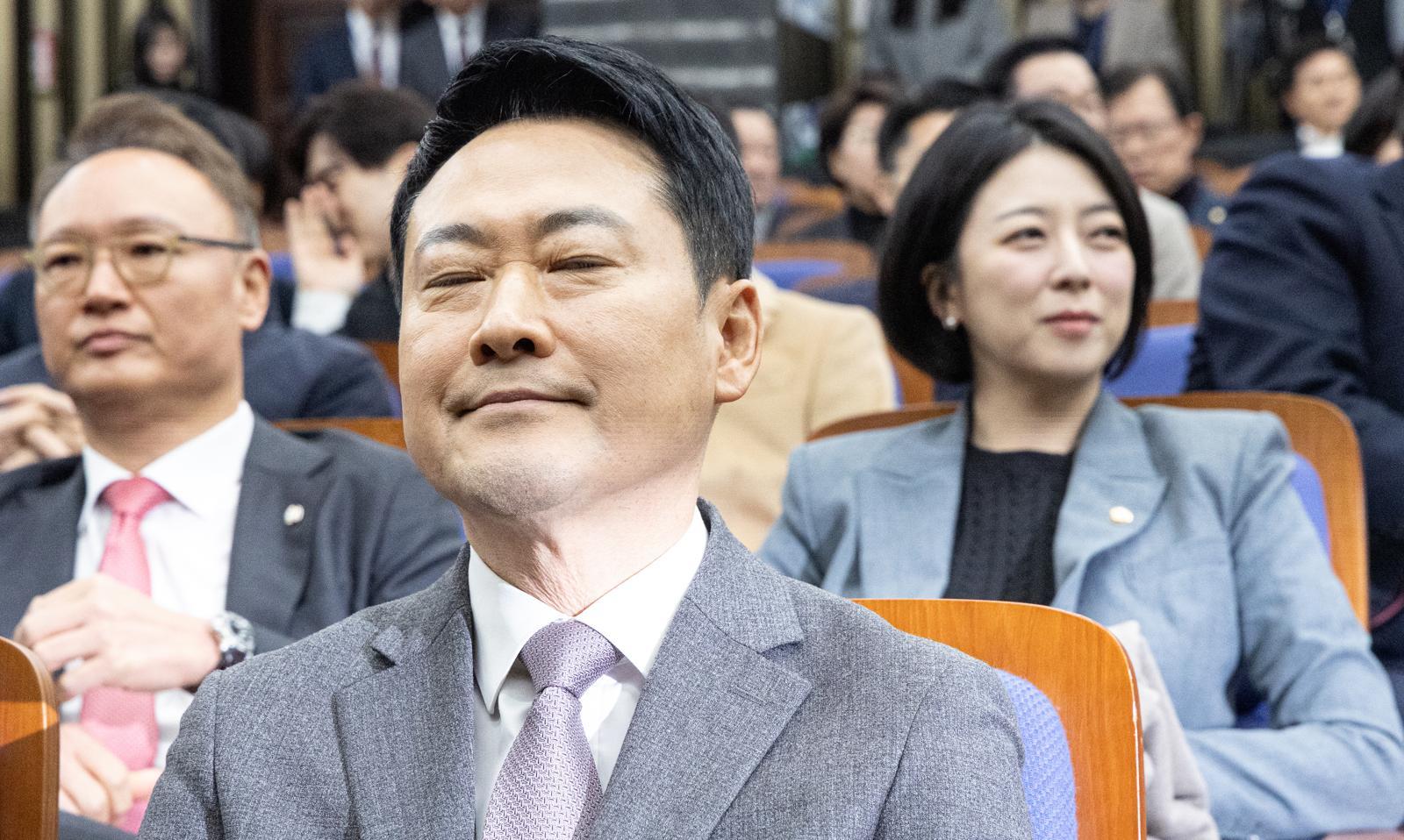 ‘절윤’ 공세 막은 국힘 ‘입틀막 의총’…당명개정-행정통합 얘기로 시간 끌어