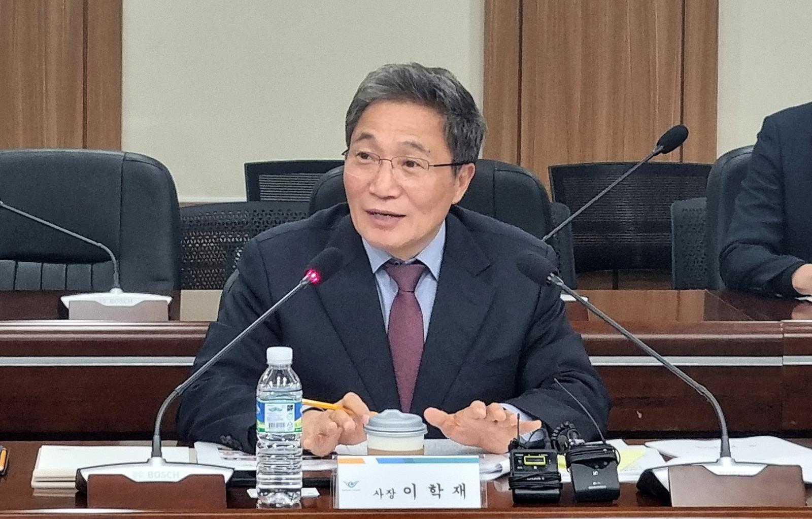 이학재 인천공항공사 사장이 16일 인천국제공항공사 회의실에서 열린 기자간담회에서 질의에 답변하고 있다. 인천공항공사 제공