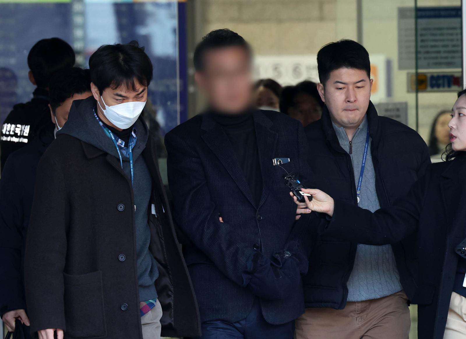 인천 강화군 중증장애인 거주시설 ‘색동원’ 시설장 김모 씨가 19일 오전 서울 서초구 중앙지방법원에서 열린 성폭력처벌법 위반(장애인 강간·강제추행) 및 장애인복지법 위반 혐의에 대한 구속 전 피의자 심문(영장실질심사)을 마친 뒤 호송차량으로 이동하고 있다. 2026.02.19. 서울=뉴시스