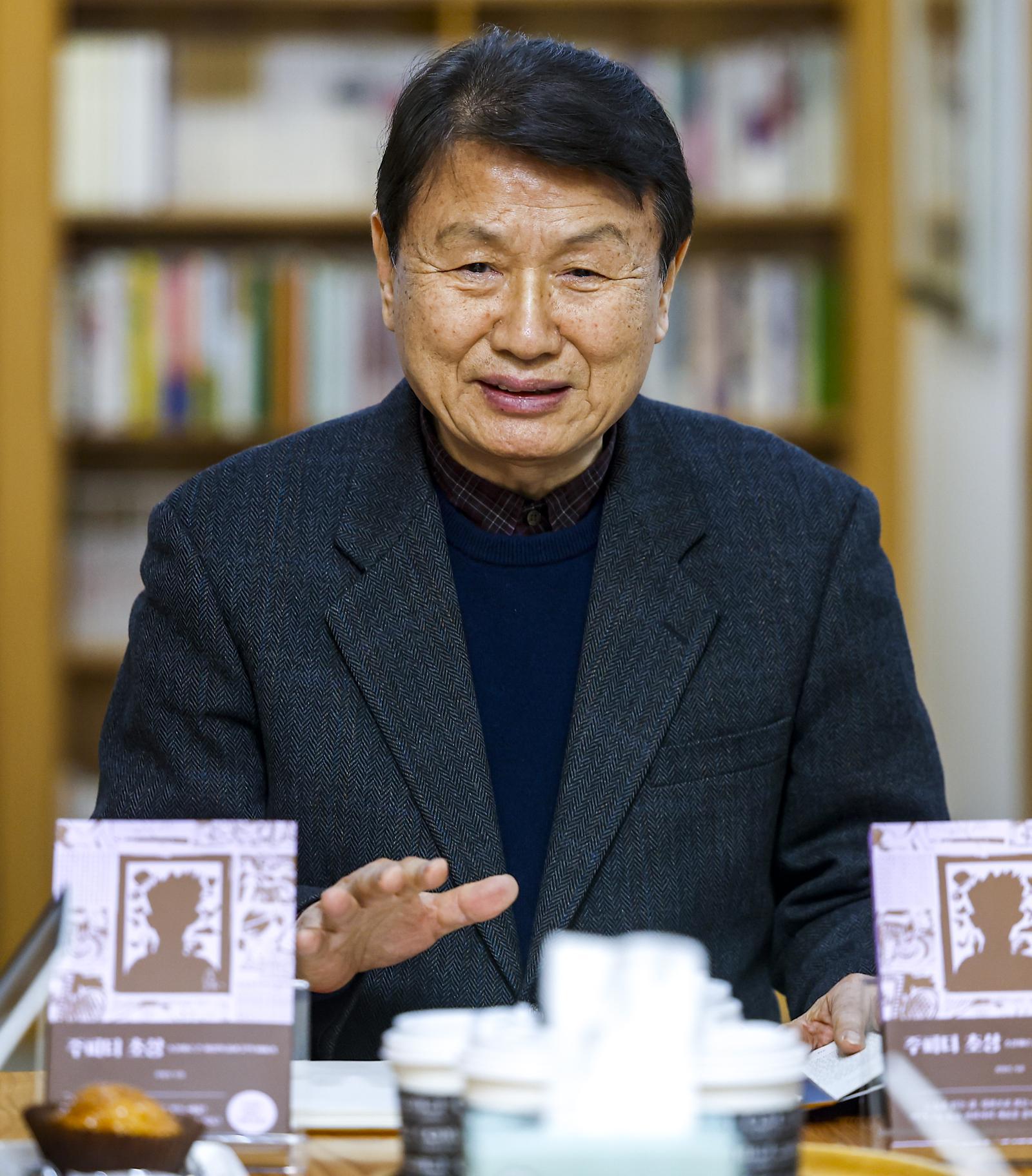 권영민 서울대 명예교수가 23일 서울 종로구 만해사상실천선양회에서 신간 ‘주피터 초상’ 출간 간담회를 열었다. 뉴시스