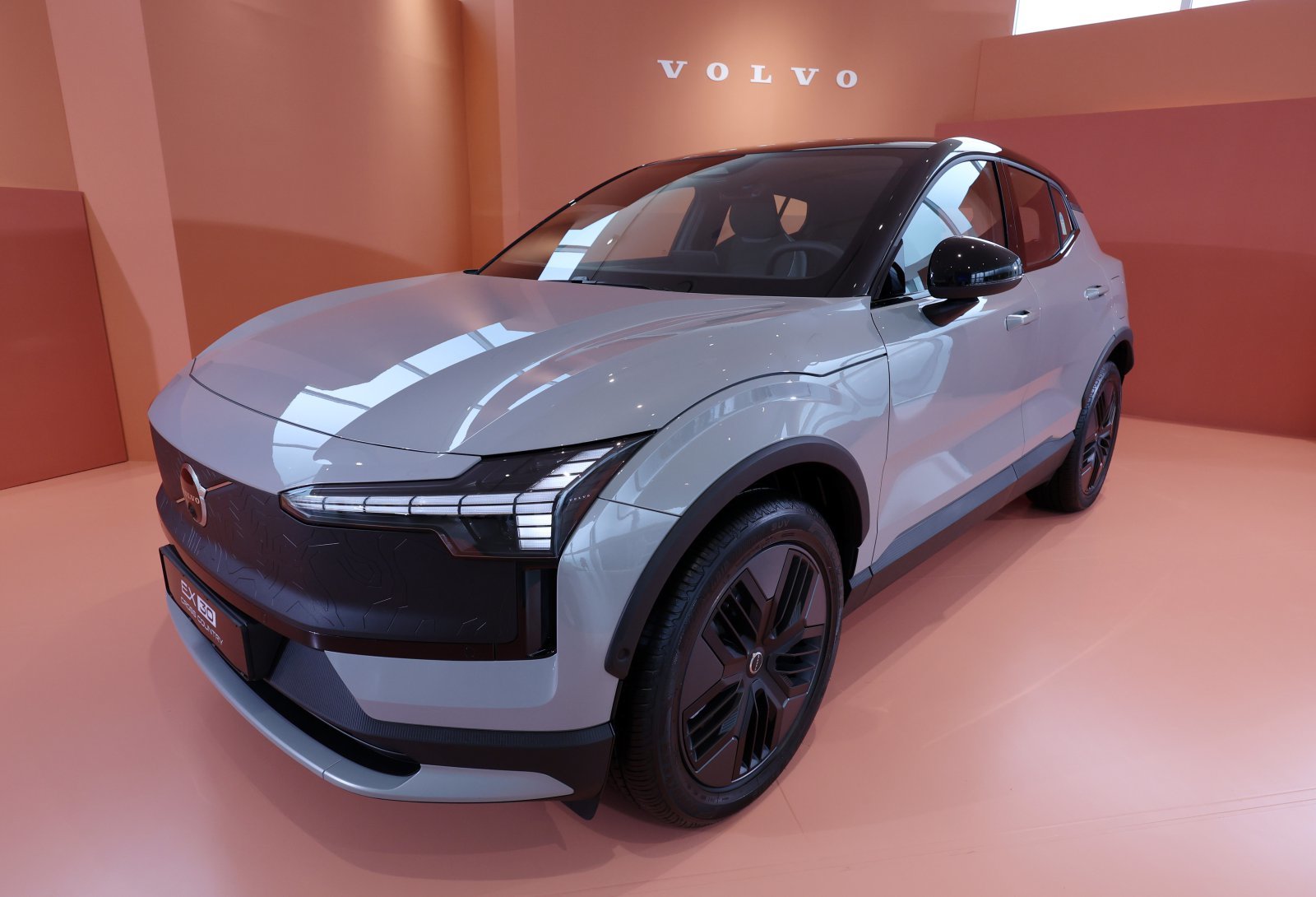 4일 오전 서울 용산구 볼보자동차 용산 전시장에서 진행된 EX30 크로스 컨트리(CC) 스닉 프리뷰 행사에 EX30 CC 차량이 전시되어 있다. 2025.09.04. 서울=뉴시스