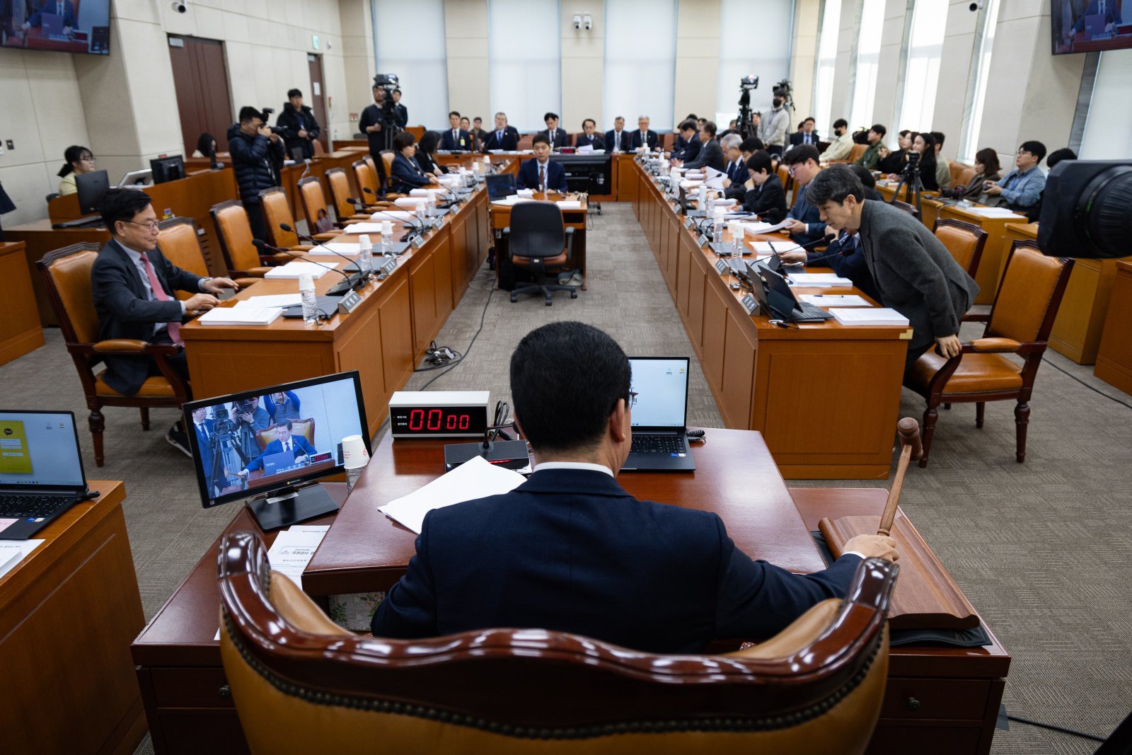 신정훈 국회 행정안전위원장이 23일 서울 여의도 국회에서 열린 제432회 국회(임시회) 행정안전위원회 제4차 전체회의에서 의사봉을 두드리고 있다. 국회 행정안전위원회는 이날 전체회의에서 범여권 주도로 재외국민의 국민투표권을 보장하는 내용의 국민투표법 개정안을 통과시켰다. 2026.2.23 ⓒ 뉴스1