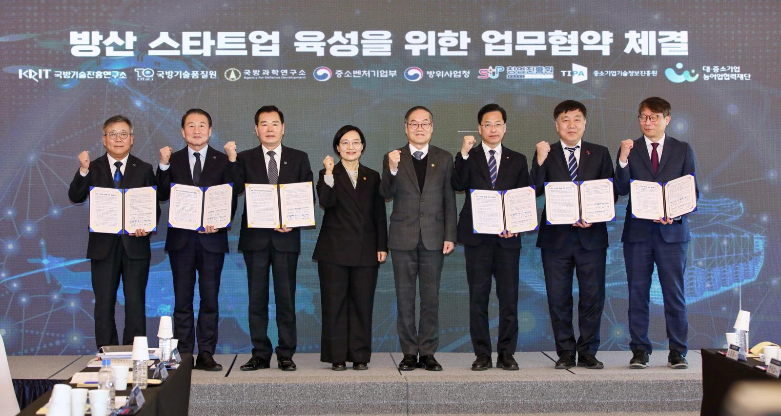 한성숙 중소벤처기업부 장관과 이용철 방위사업청장이 23일 서울 용산구 피스앤파크컨벤션에서 열린 ‘방산 스타트업 육성 업무협약식’에서 업무협약을 맺은 관계기관 참석자들과 기념 촬영을 하고 있다. (사진=중소벤처기업부 제공) 2026.02.23 뉴시스