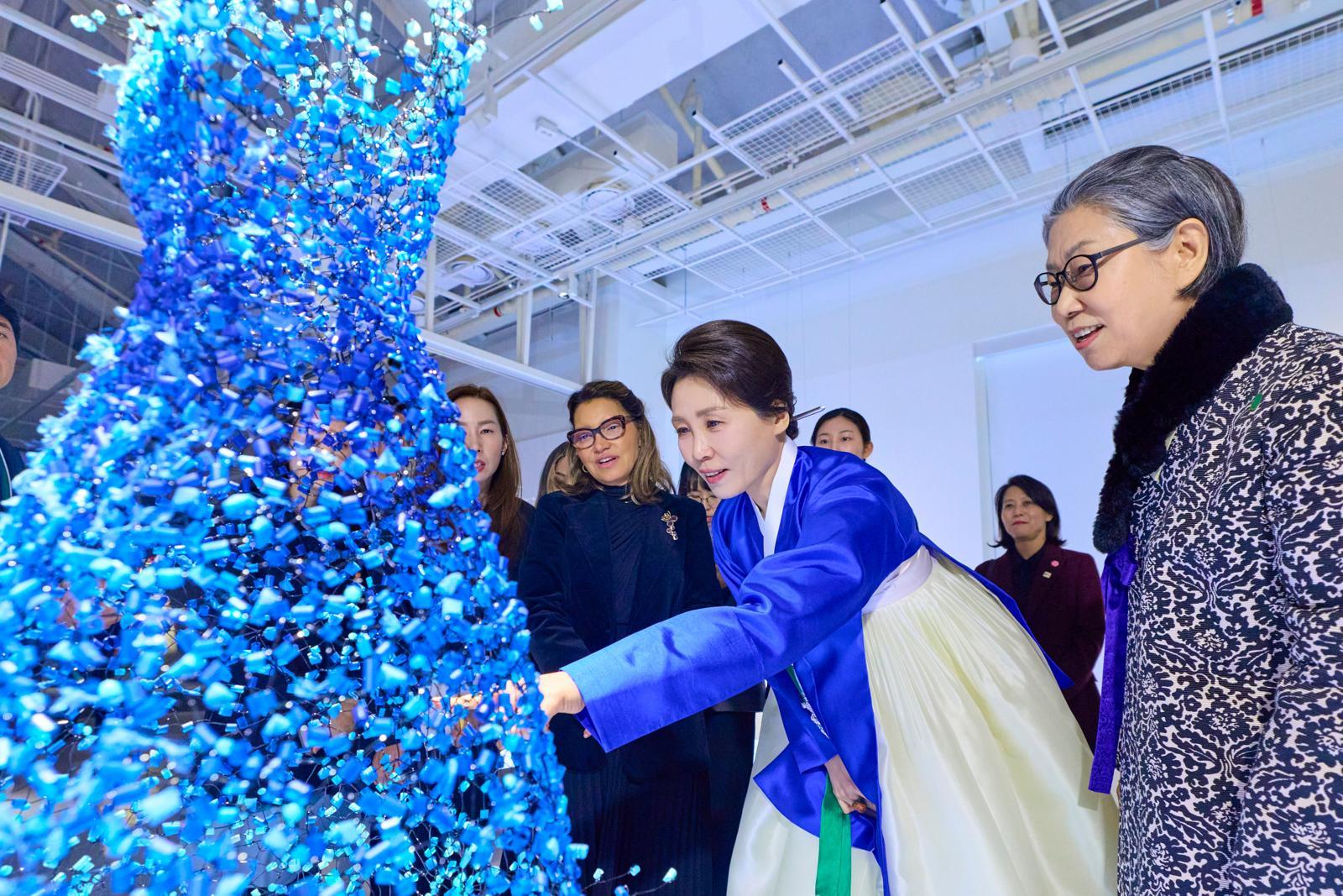 김혜경 여사와 브라질 루이스 이나시우 룰라 다 시우바 대통령의 부인 잔자 룰라 다 시우바 여사가 23일 서울 종로구 서울공예박물관을 방문해 ‘패션아트’ 금기숙 작가의 특별전을 관람하고 있다. 청와대 제공
