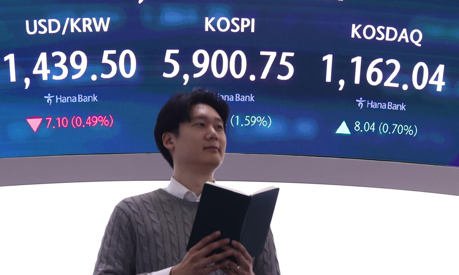 코스피가 상승 출발한 23일 서울 중구 하나은행 본점 딜링룸 전광판에 증시 시황이 표시되어 있다. 2026.2.23/뉴스1