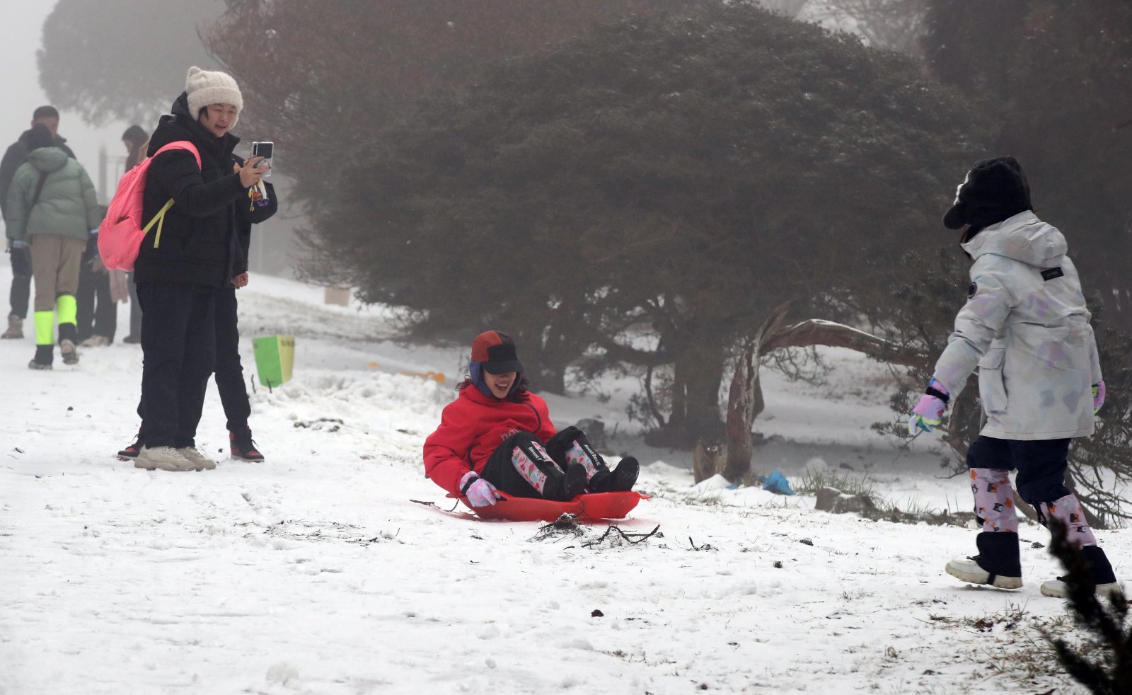 제주도 산지에 대설주의보가 내려진 2일 오전 제주시 어승생 삼거리 인근 산록도로변에서 외국인 관광객들이 겨울 정취를 만끽하고 있다. 2026.02.02. 제주=뉴시스