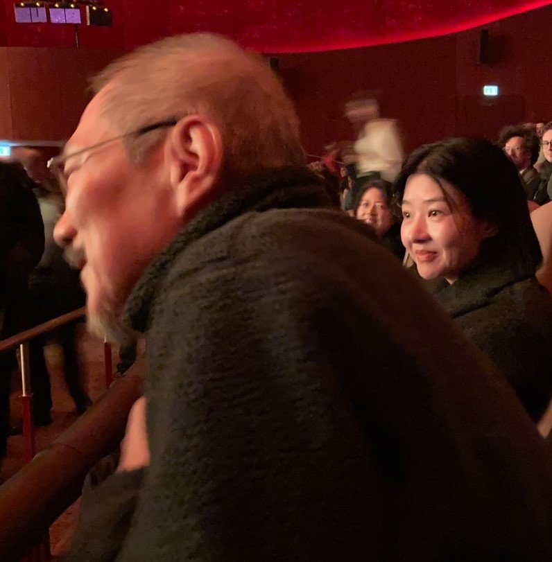 ‘김민희와 득남’ 홍상수, 베를린영화제 포착…송선미와 미소