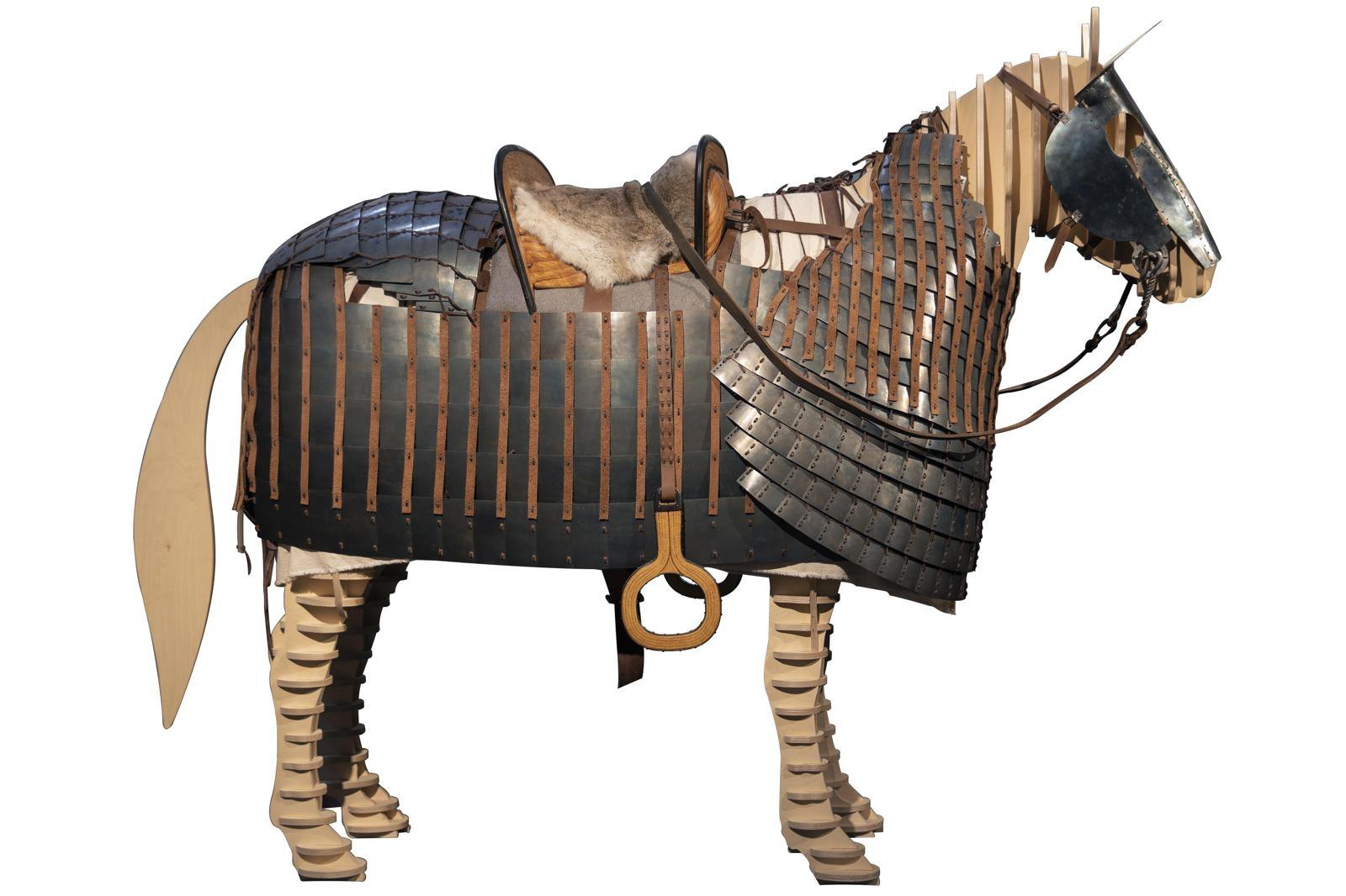 복원된 신라의 말 갑옷. 삼국시대 말은 중장기병의 핵심 장비여서 갑옷을 입었다. 사진 출처 동아일보DB