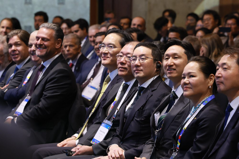 국내 주요 기업 총수들이 23일 서울 중구 롯데호텔에서 열린 ‘한-브라질 비즈니스 포럼’에 참석해 루이스 이나시우 룰라 다 시우바 브라질 대통령의 기조강연을 듣고 있다. 앞줄 왼쪽 네번째부터 이재용 삼성전자 회장, 정의선 현대차그룹 회장, 구광모 LG그룹 회장, 정기선 HD현대 회장. 한국경제인협회 제공