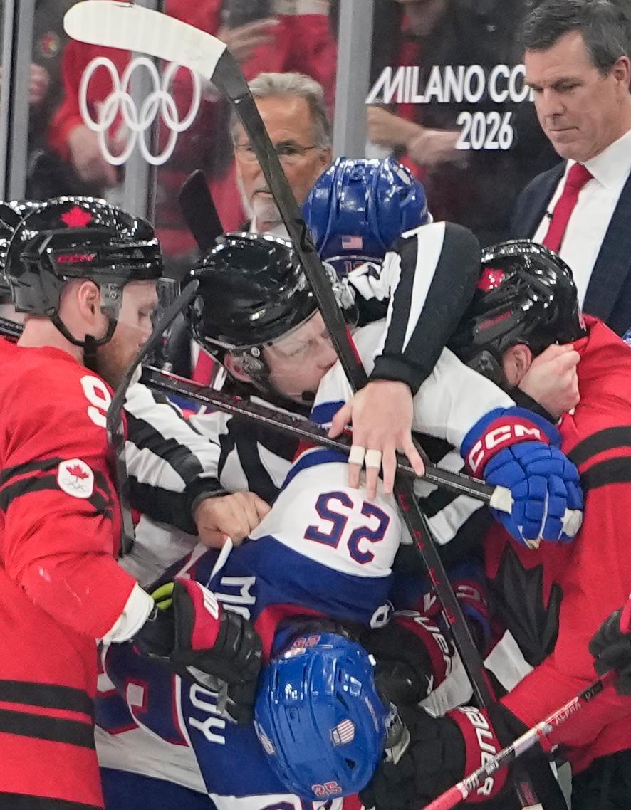 미국-캐나다 아이스하키 육박전… 美, 46년만에 金