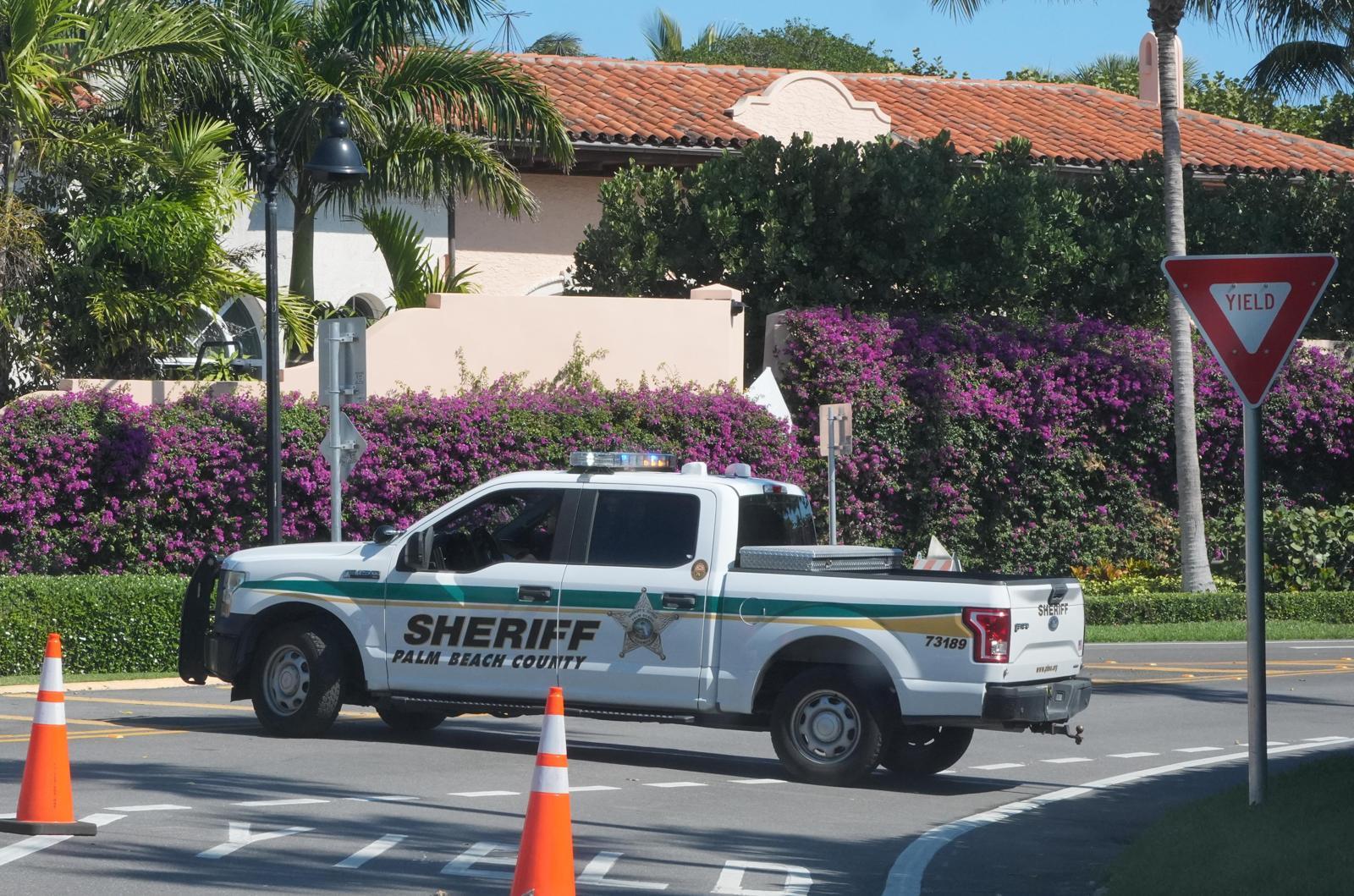 트럼프 사저에 무장 침입 20대男, 총 맞고 숨져