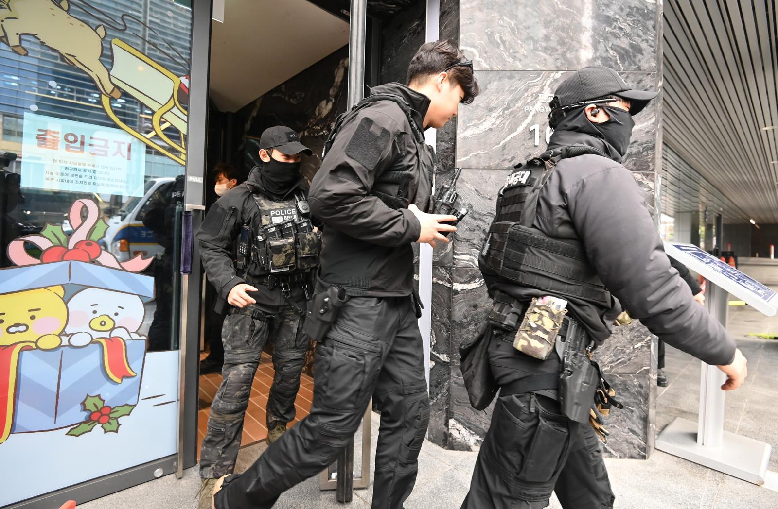 작년엔 “카카오 건물 폭파” 협박 신고
지난해 12월 15일 경기 성남시 분당구 ‘카카오 판교아지트’ 건물에 폭파 협박 신고가 접수돼 경찰과 군 관계자들이 현장 수색을 위해 이동하고 있다. 이날 직원 110여 명이 긴급 대피하고 회사 근무는 재택 체제로 전환됐다. 경찰 수색 결과 특이 사항은 발견되지 않았다. 성남=뉴시스