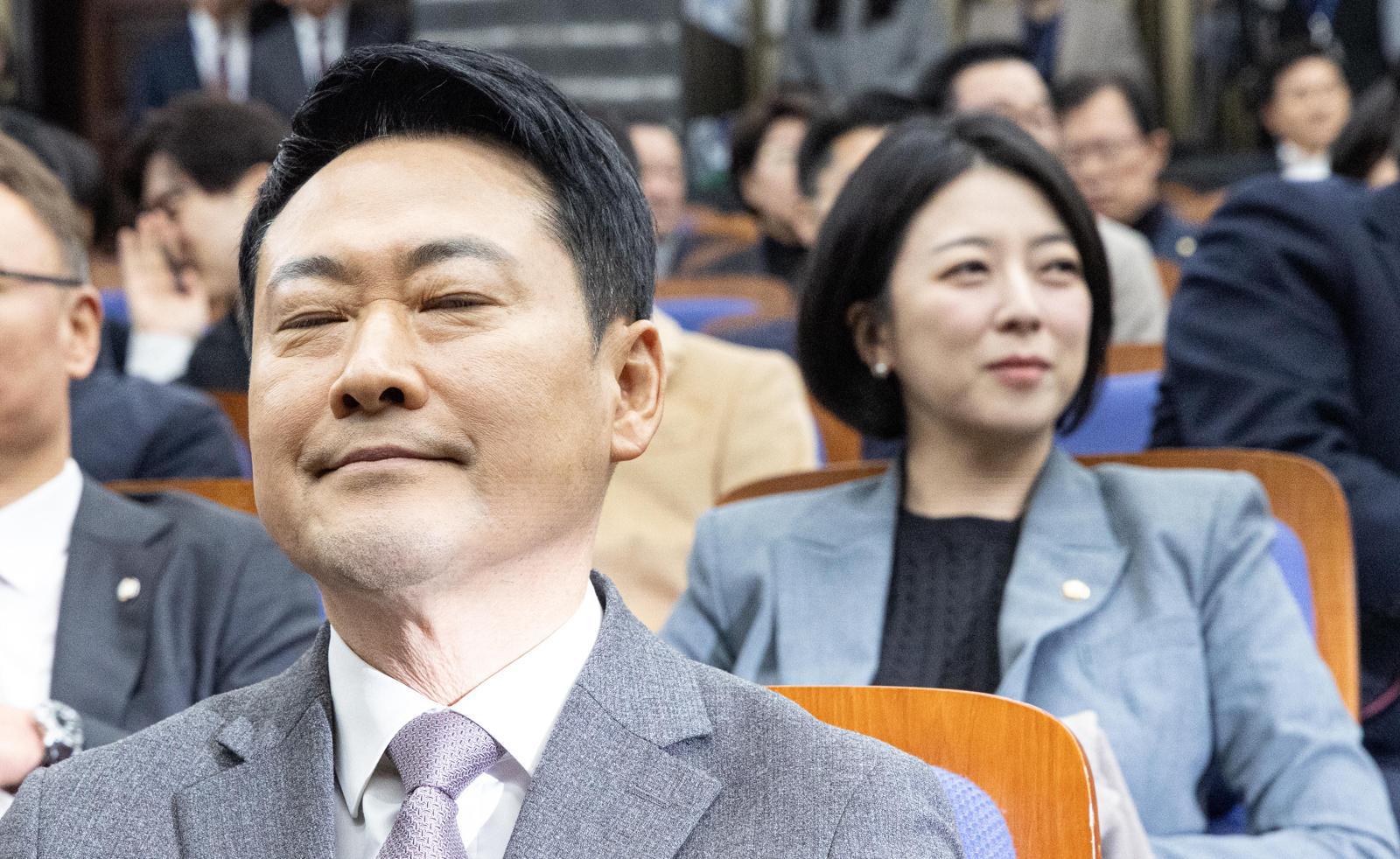 절윤 격론 피한 국힘 ‘입틀막 의총’… “尹 순장조인가” 반발