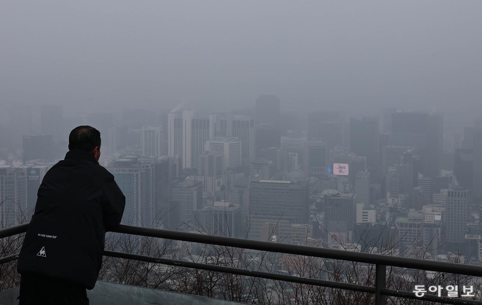 서울 일대가 미세먼지로 덮인 가운데 남산을 찾은 시민이 뿌연 도심을 내려다보고 있다. 동아일보 DB