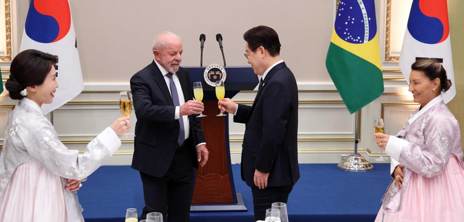 브라질 국민술 ‘카샤사’로 건배
이재명 대통령과 김혜경 여사가 23일 청와대에서 열린 국빈 방한 환영 만찬에서 루이스 이나시우 룰라 다 시우바 브라질 대통령 부부와 건배하고 있다. 청와대는 이날 건배주로 브라질 국민 주류인 ‘카샤사’를 활용한 칵테일을 준비했다. 청와대사진기자단