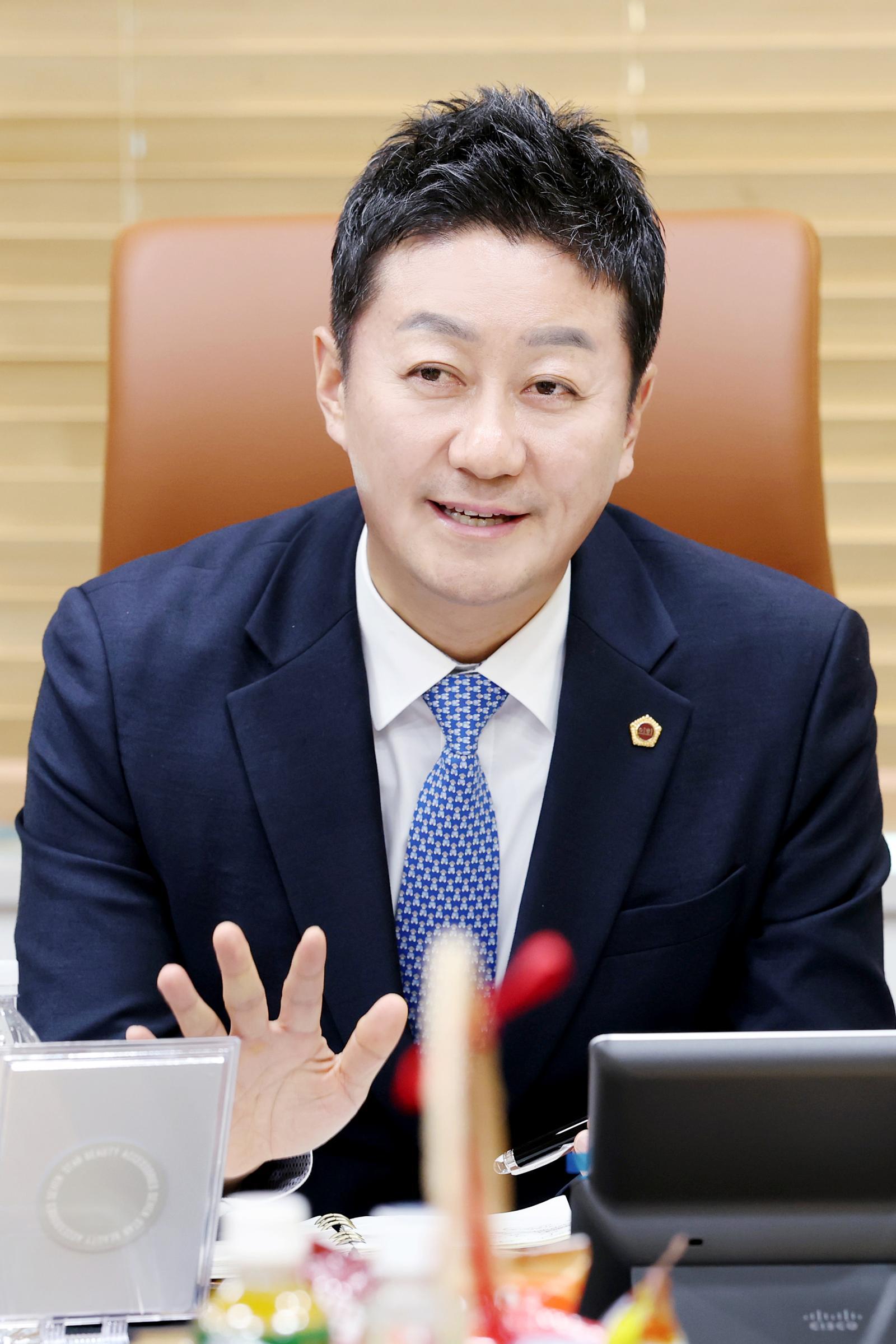 김진경 경기도의회 의장이 19일 수원시 영통구 의장 집무실에서 동아일보와 인터뷰를 갖고 있다. 김 의장은 “지방자치가 청년기에 접어든 지금이야말로 새로운 도약의 전환점”이라며 “‘반쪽 자치’를 넘어 완전한 독립을 이루기 위해 지방의회법 제정이 반드시 필요하다”고 강조했다. 경기도의회 제공