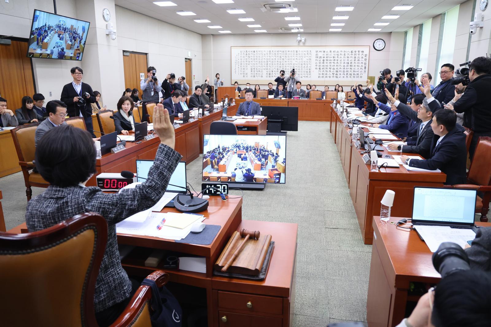 23일 서울 여의도 국회에서 열린 법제사법위원회 전체회의에서 의원들이 거수 표결을 하고 있다. 2026.2.23/뉴스1