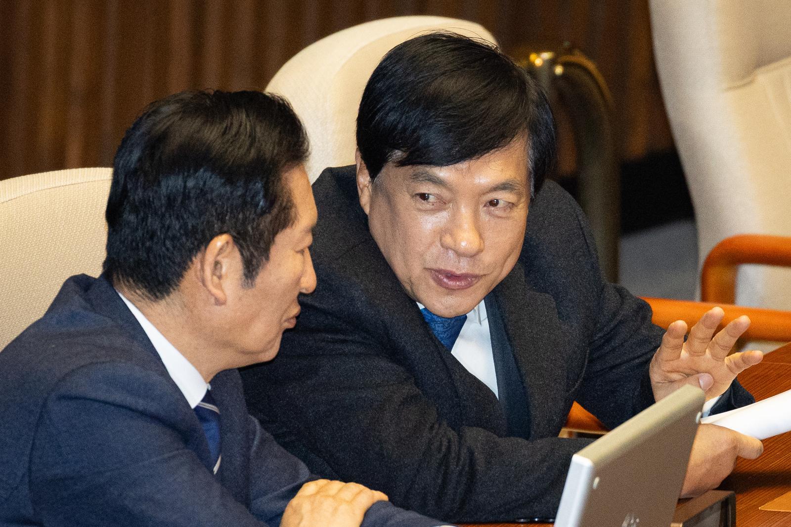 왼쪽부터 정청래 민주당 대표, 이성윤 민주당 최고위원. ⓒ 뉴스1