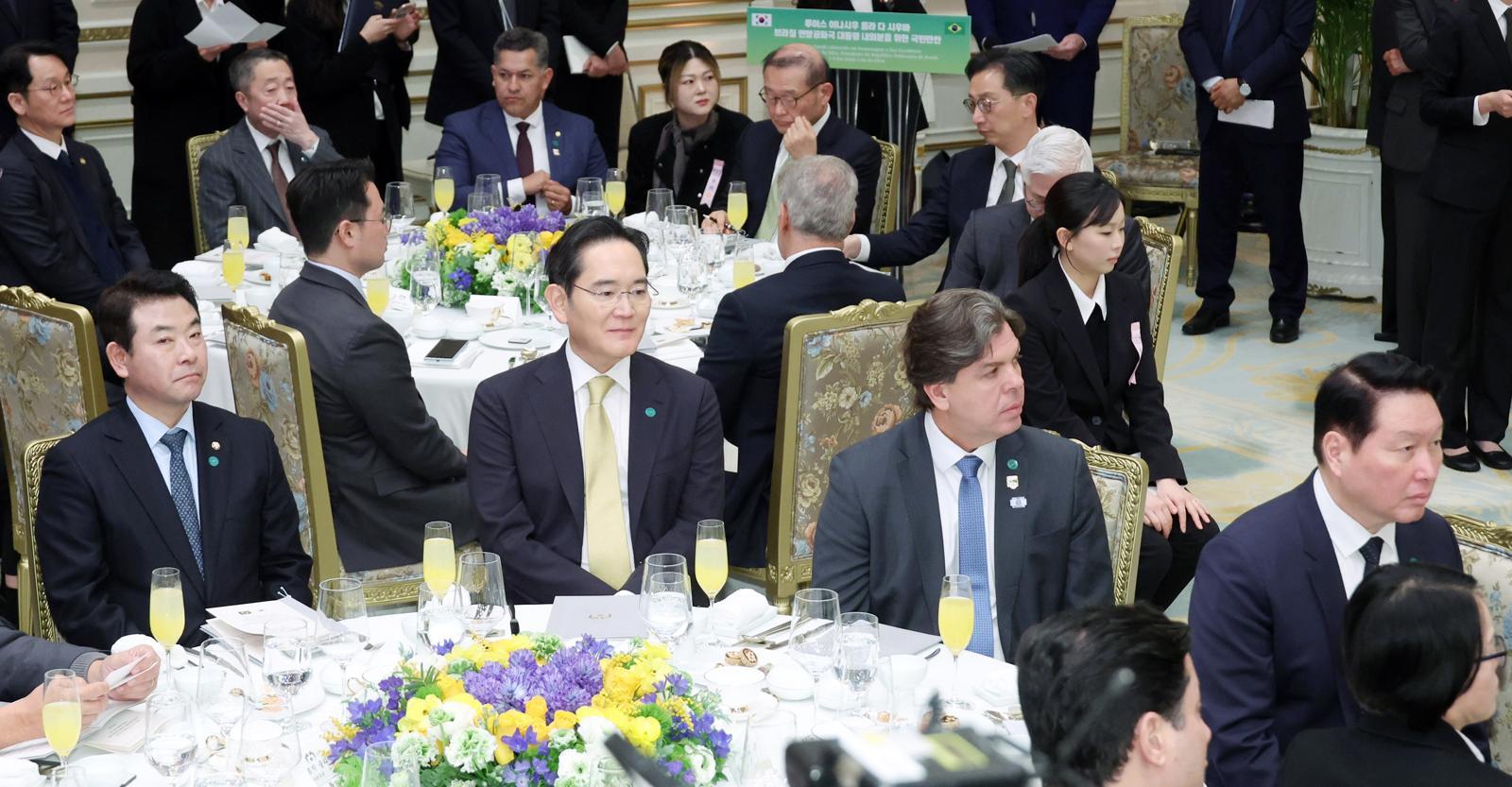 이재용 삼성전자 회장(앞줄 왼쪽 두번째)과 최태원 SK그룹 회장(오른쪽 첫 번째)이 23일 청와대에서 열린 브라질 루이스 이나시우 룰라 다시우바 대통령 국빈 방한 환영 만찬에 참석했다. 뉴시스