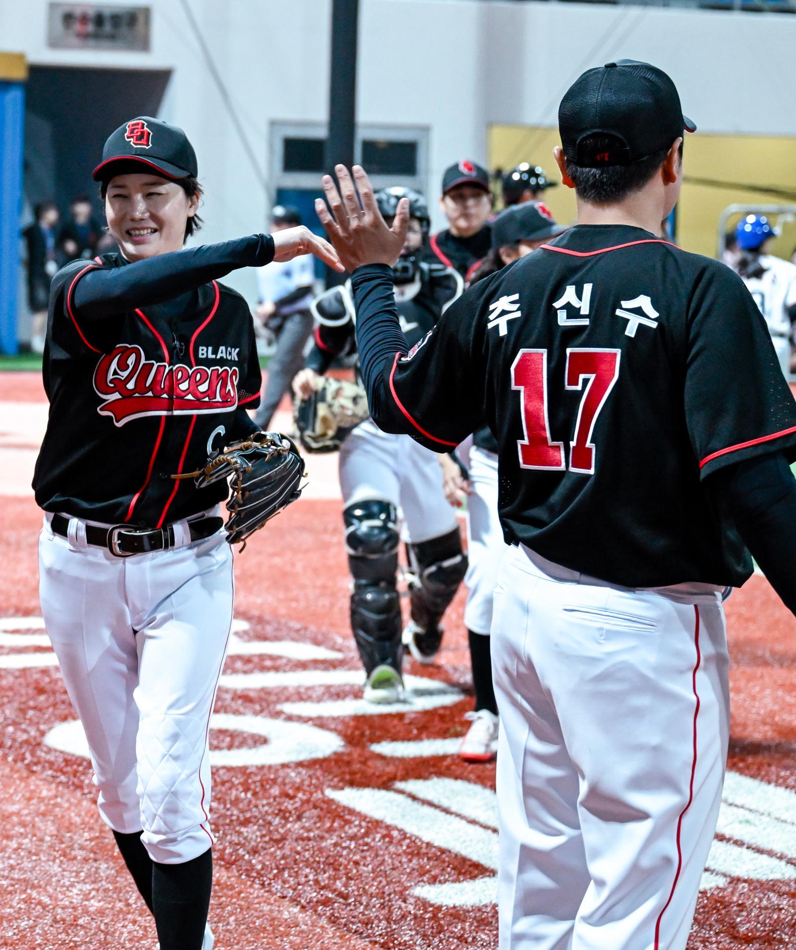 김 선수가 경기 중 ‘블랙퀸즈’ 추신수 감독과 하이파이브 하는 모습. 채널A 제공