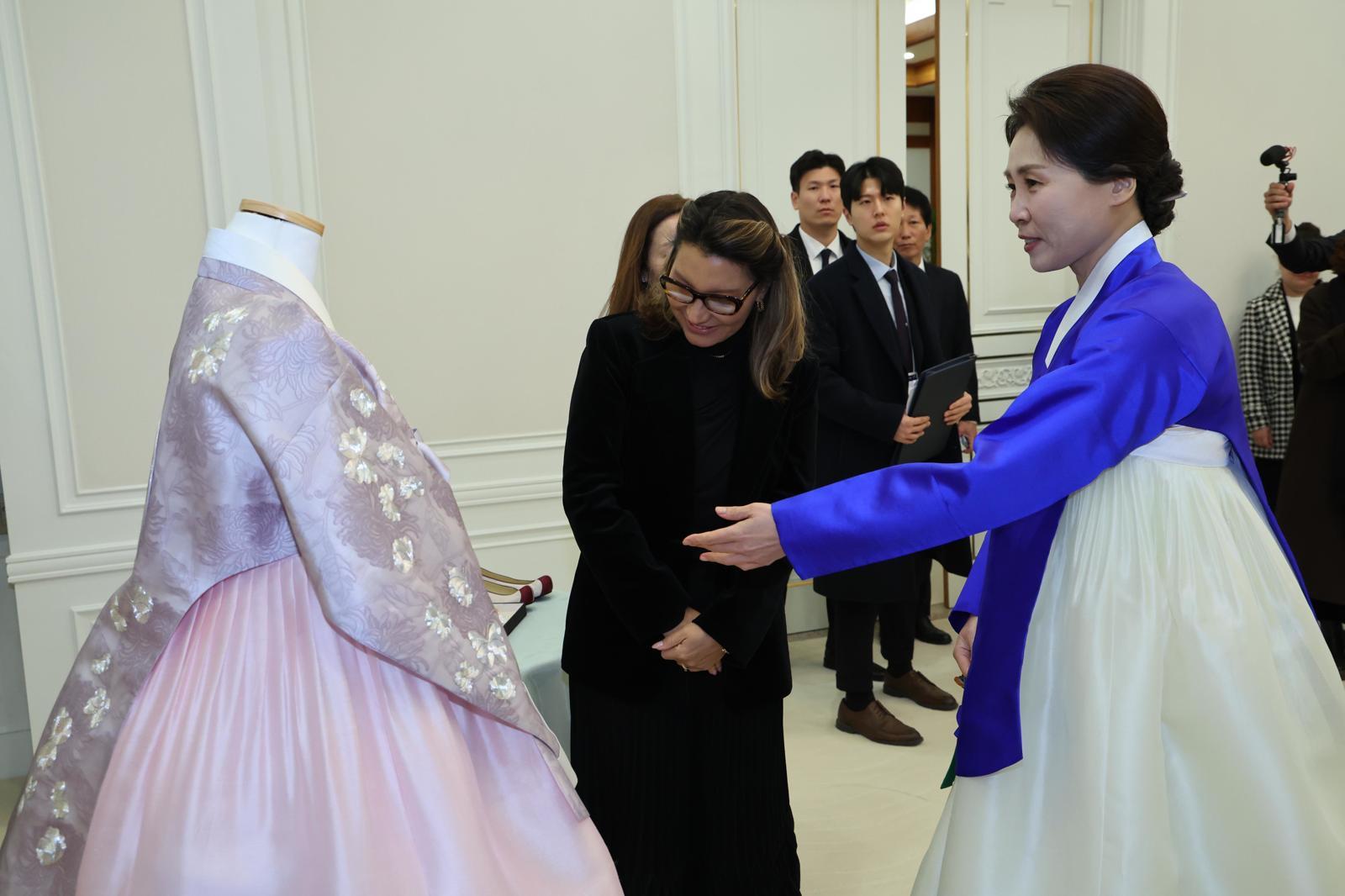 김혜경 여사가 23일 청와대에서 루이스 이나시우 룰라 다시우바 브라질 대통령 부인 호잔젤라 다시우바 여사에게 맞춤전통한복을 선물하고 있다. 2026.2.23 ⓒ 뉴스1