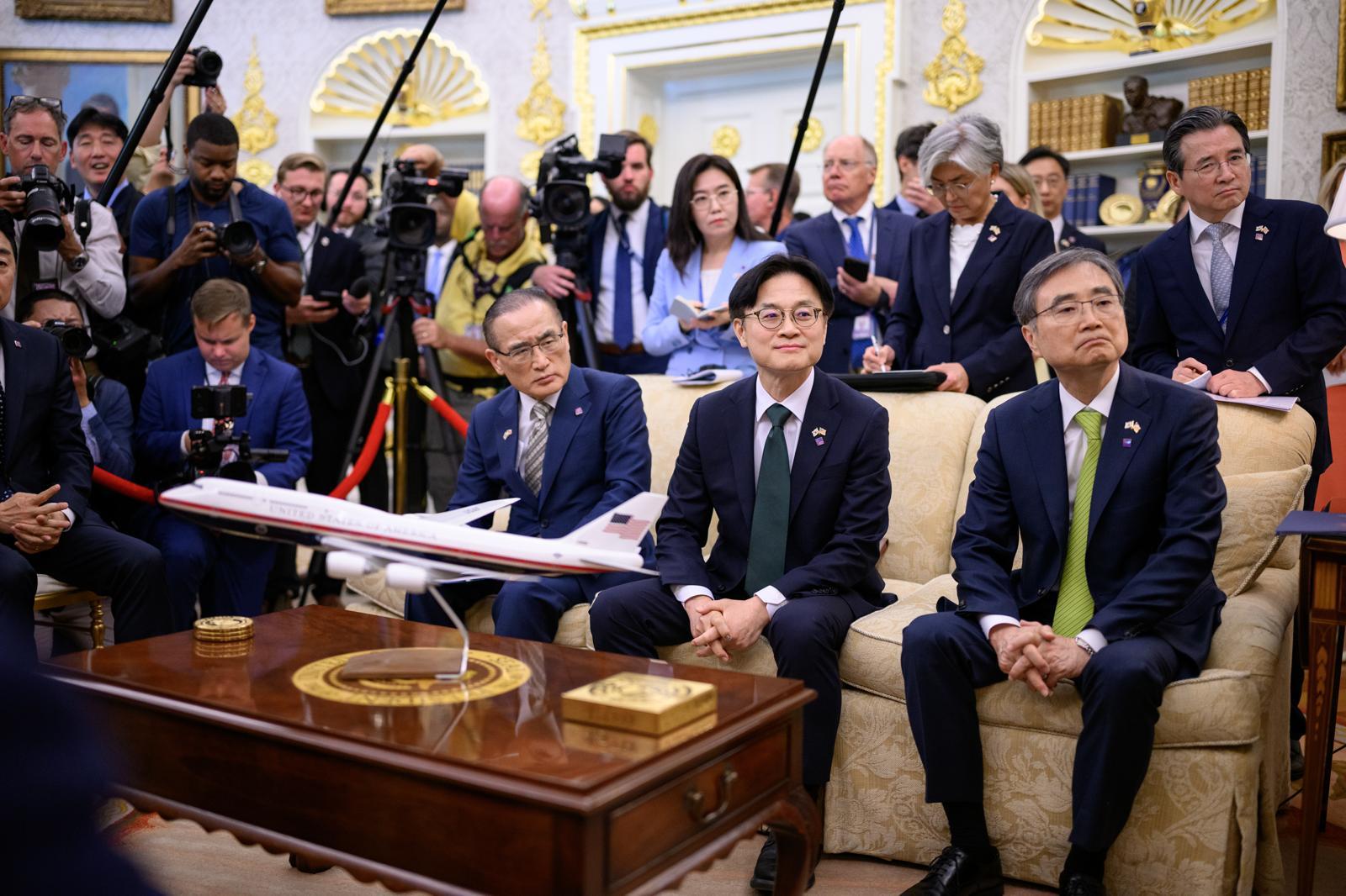 지난 8월 25일(현지시간) 미국 백악관 오벌오피스(미 대통령 집무실) 열린 이재명 대통령과 도널드 트럼프 미국 대통령 간 한미정상회담에 배석한 한국 측 참모들. (앞줄 오른쪽부터)조현 외교부 장관, 김정관 산업통상자원부 장관, 위성락 대통령실 국가안보실장, (뒷줄 오른쪽부터) 김용범 대통령실 정책실장, 강경화 주미한국대사 내정자, 강유정 대통령실 대변인.  2025.9.1/백악관 제공