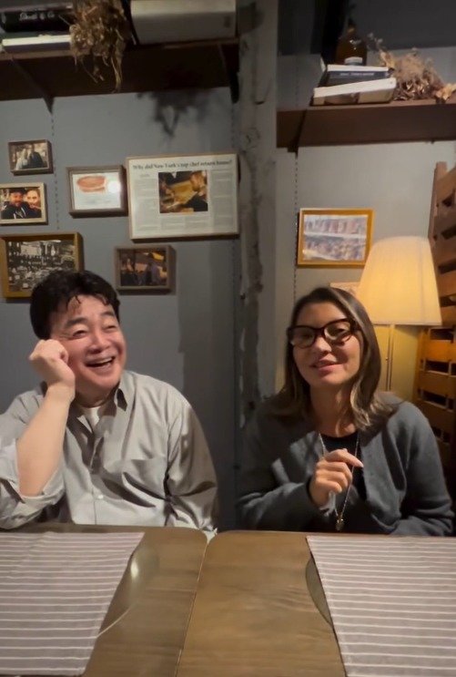 백종원 더본코리아 대표와 잔자 룰라 다 시우바 영부인이 기념 촬영을 하는 모습.(잔자 룰라 다 시우바 영부인 SNS 갈무리)