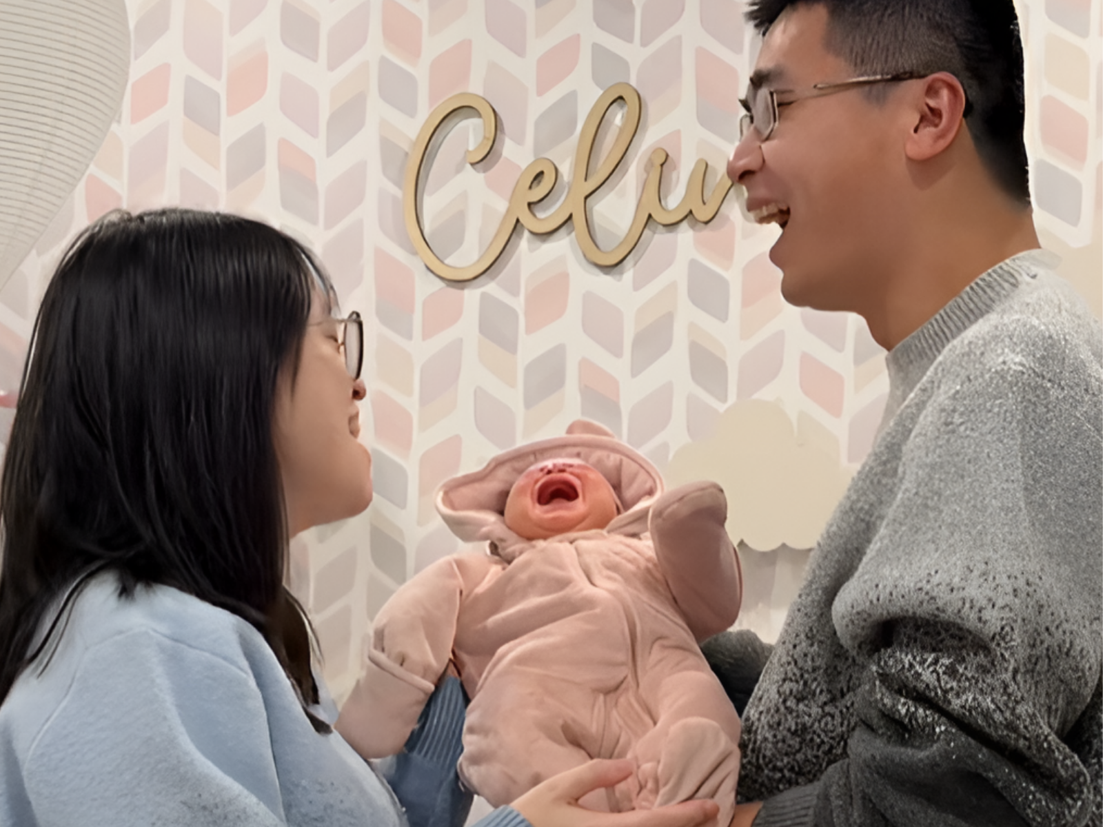 “출혈 아내 옆 기저귀 광고”…中인플루언서 계정 영구 정지